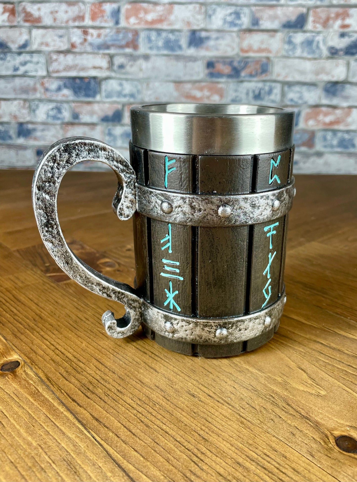 Viking Style Decorative Resin Drinking Tankard With Stainless Steel Insert. Drink in style with our highly decorative tankard with Norse style runes inscribed down the sides. Holding 500ml you can drink with your clan in style. Perfect for decorating home bars, cosplay, tabletop gaming and all fans of Norse mythology and Viking decoration.