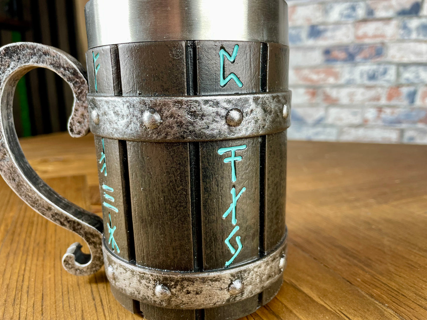 Viking Style Decorative Resin Drinking Tankard With Stainless Steel Insert. Drink in style with our highly decorative tankard with Norse style runes inscribed down the sides. Holding 500ml you can drink with your clan in style. Perfect for decorating home bars, cosplay, tabletop gaming and all fans of Norse mythology and Viking decoration.