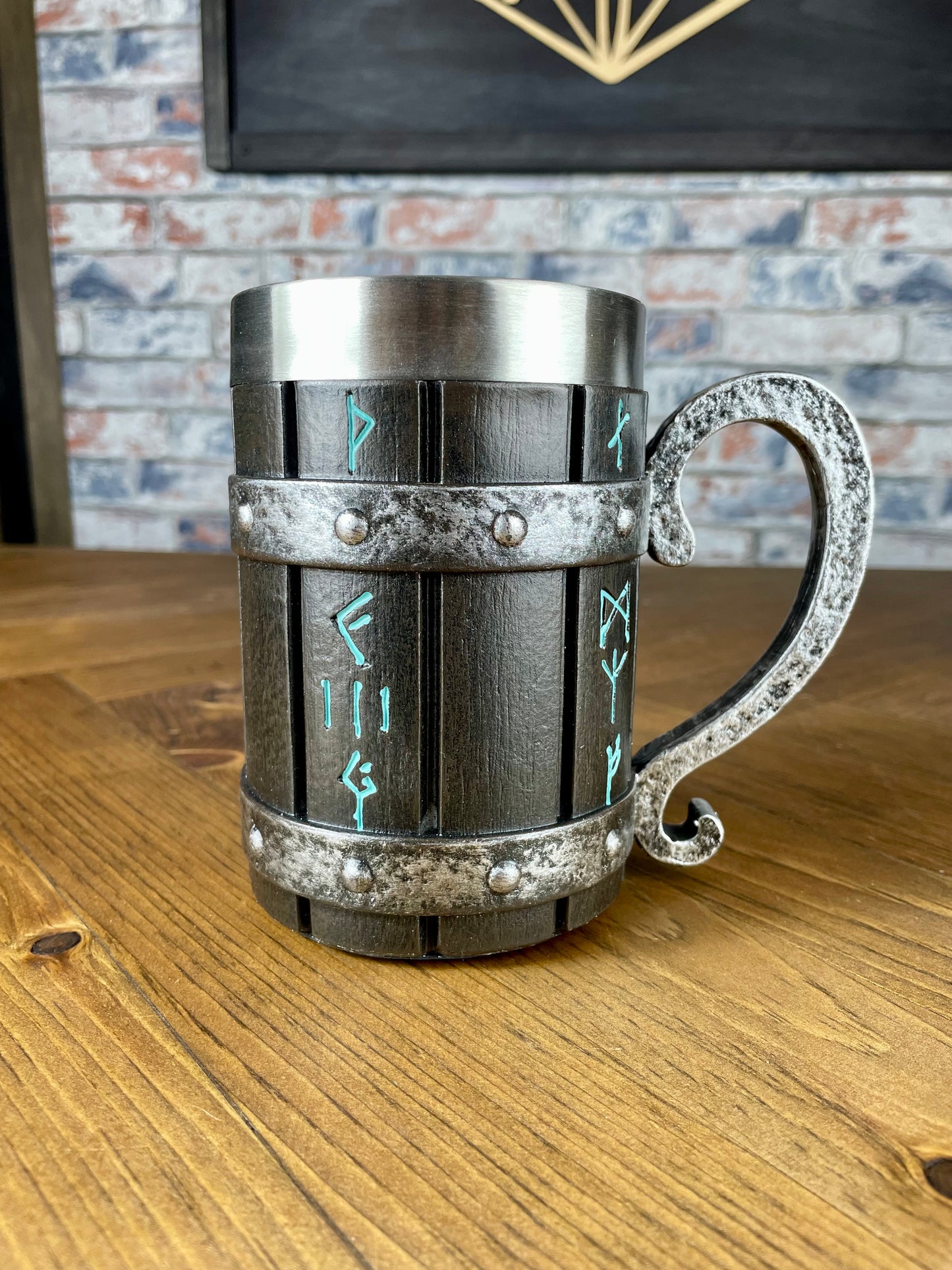 Viking Style Decorative Resin Drinking Tankard With Stainless Steel Insert. Drink in style with our highly decorative tankard with Norse style runes inscribed down the sides. Holding 500ml you can drink with your clan in style. Perfect for decorating home bars, cosplay, tabletop gaming and all fans of Norse mythology and Viking decoration.