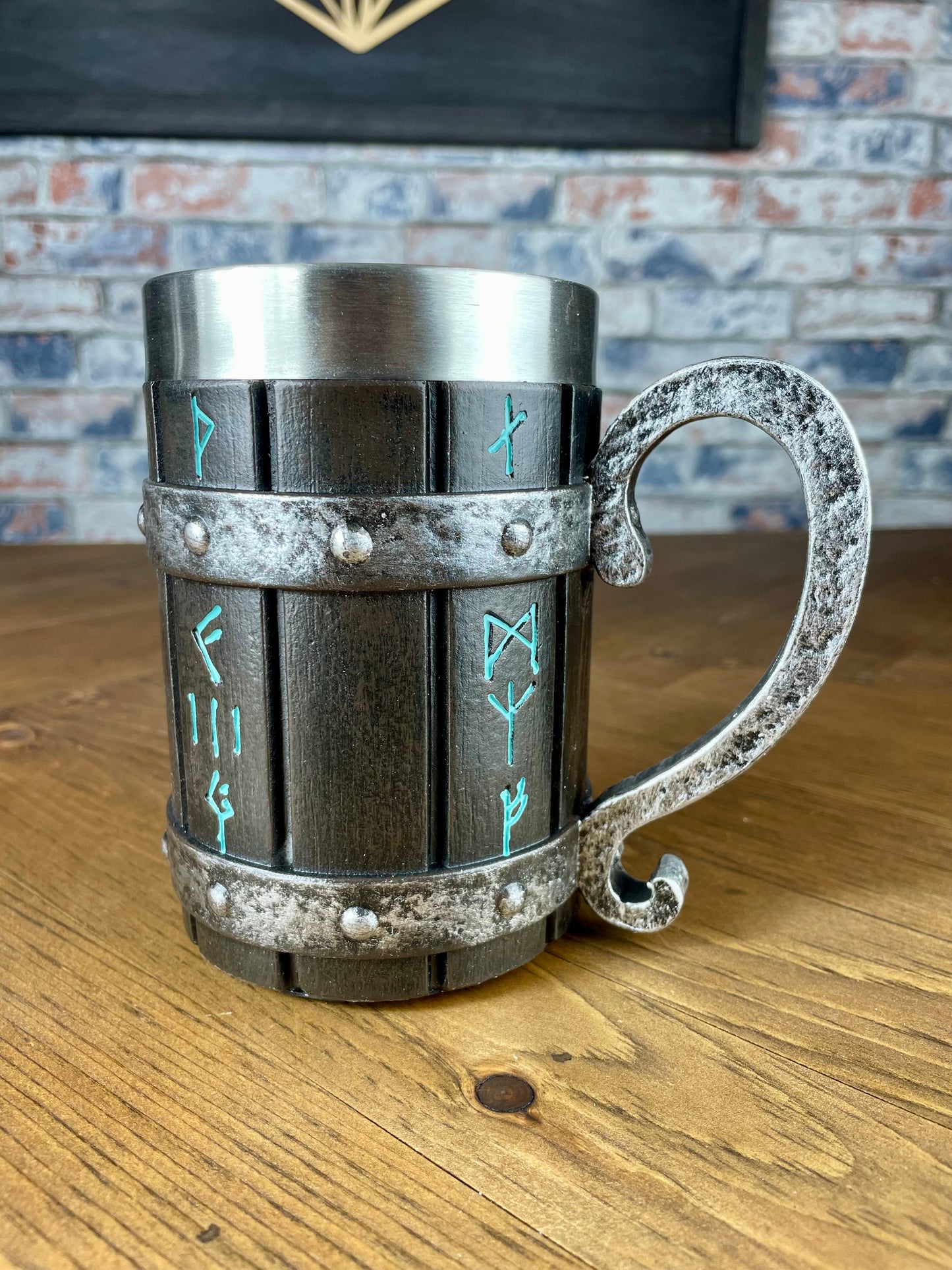 Viking Style Decorative Resin Drinking Tankard With Stainless Steel Insert. Drink in style with our highly decorative tankard with Norse style runes inscribed down the sides. Holding 500ml you can drink with your clan in style. Perfect for decorating home bars, cosplay, tabletop gaming and all fans of Norse mythology and Viking decoration.