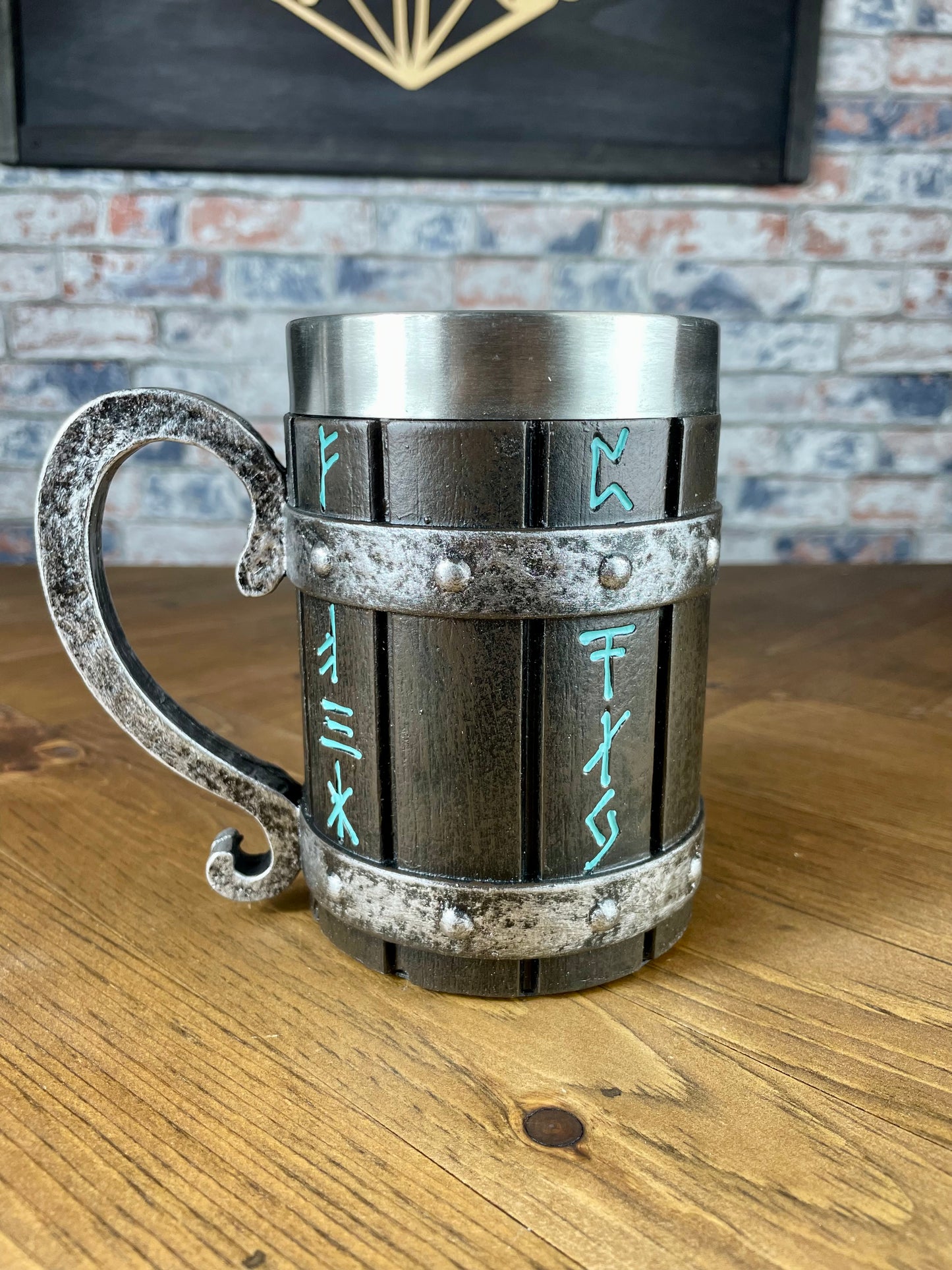 Viking Style Decorative Resin Drinking Tankard With Stainless Steel Insert. Drink in style with our highly decorative tankard with Norse style runes inscribed down the sides. Holding 500ml you can drink with your clan in style. Perfect for decorating home bars, cosplay, tabletop gaming and all fans of Norse mythology and Viking decoration.