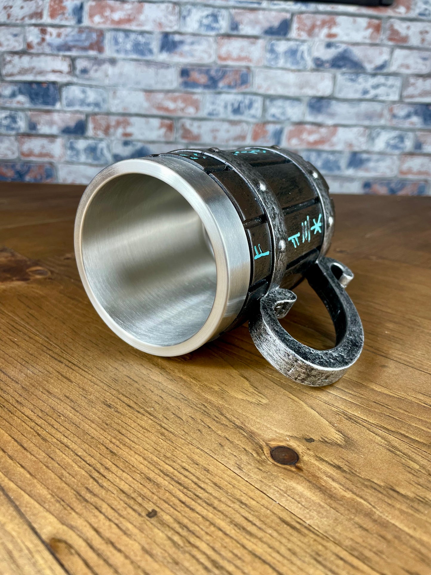 Viking Style Decorative Resin Drinking Tankard With Stainless Steel Insert. Drink in style with our highly decorative tankard with Norse style runes inscribed down the sides. Holding 500ml you can drink with your clan in style. Perfect for decorating home bars, cosplay, tabletop gaming and all fans of Norse mythology and Viking decoration.