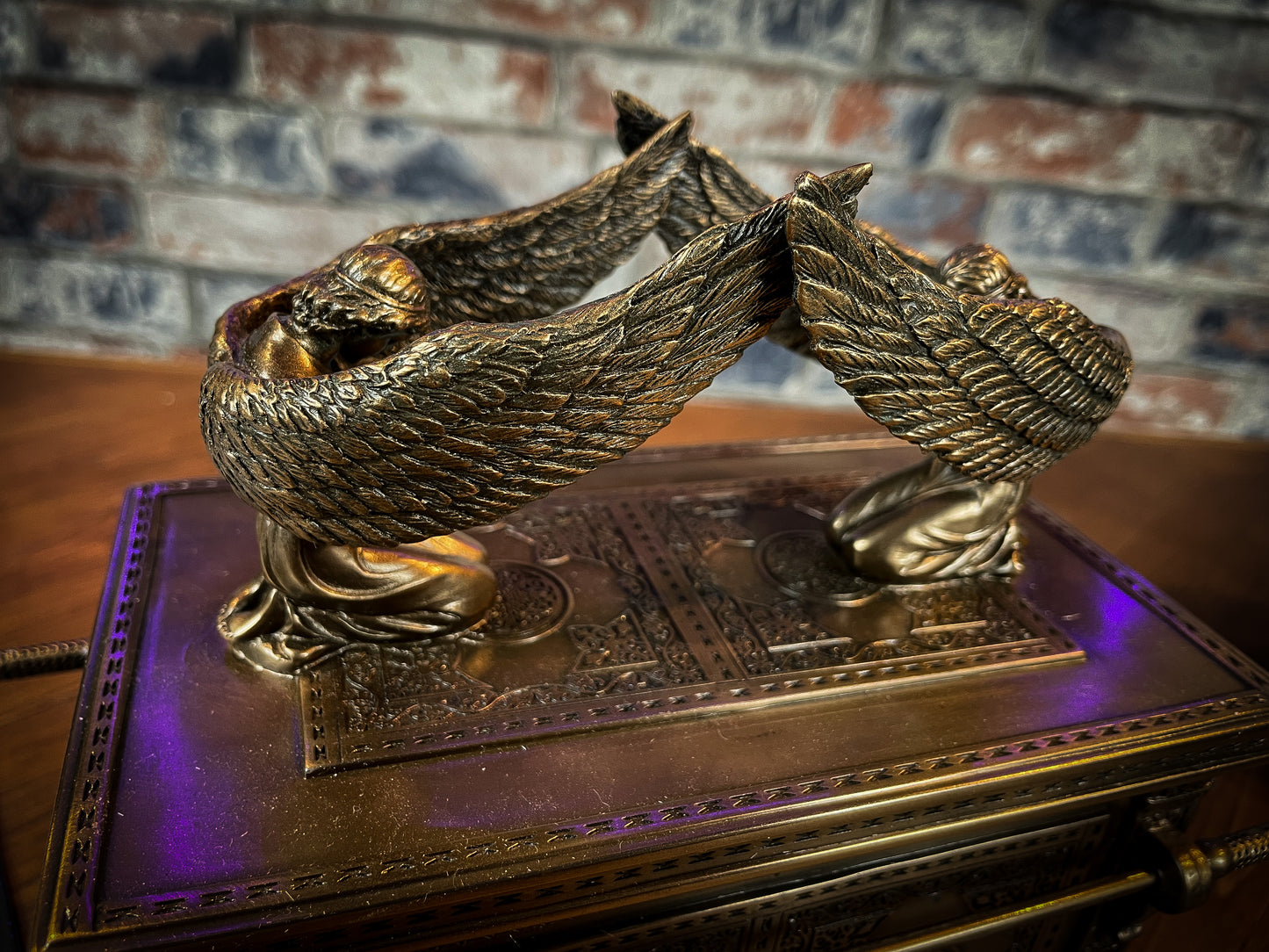 Cast in the finest resin before being given a bronzed finish, this ethereal box is super detailed and makes a perfect display piece. The Ark of the Covenant is a gold-covered chest that holds the two stone tablets of the Ten Commandments and is replicated here. Free UK delivery by Fandomonium