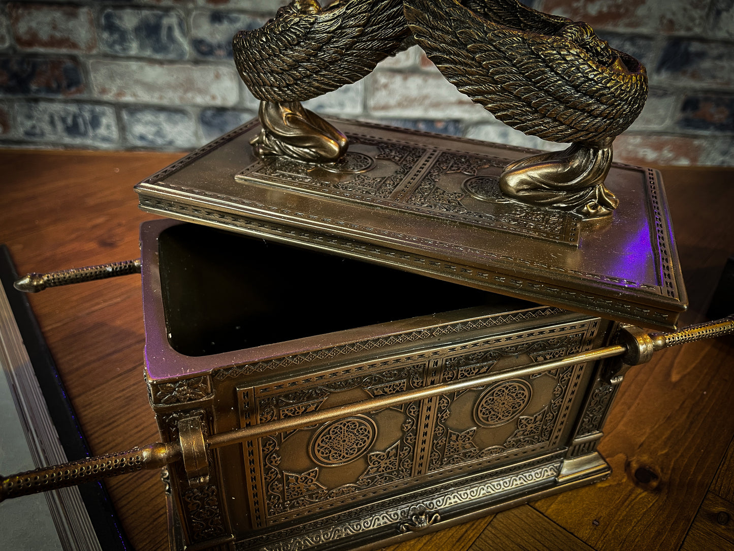 Cast in the finest resin before being given a bronzed finish, this ethereal box is super detailed and makes a perfect display piece. The Ark of the Covenant is a gold-covered chest that holds the two stone tablets of the Ten Commandments and is replicated here. Free UK delivery by Fandomonium