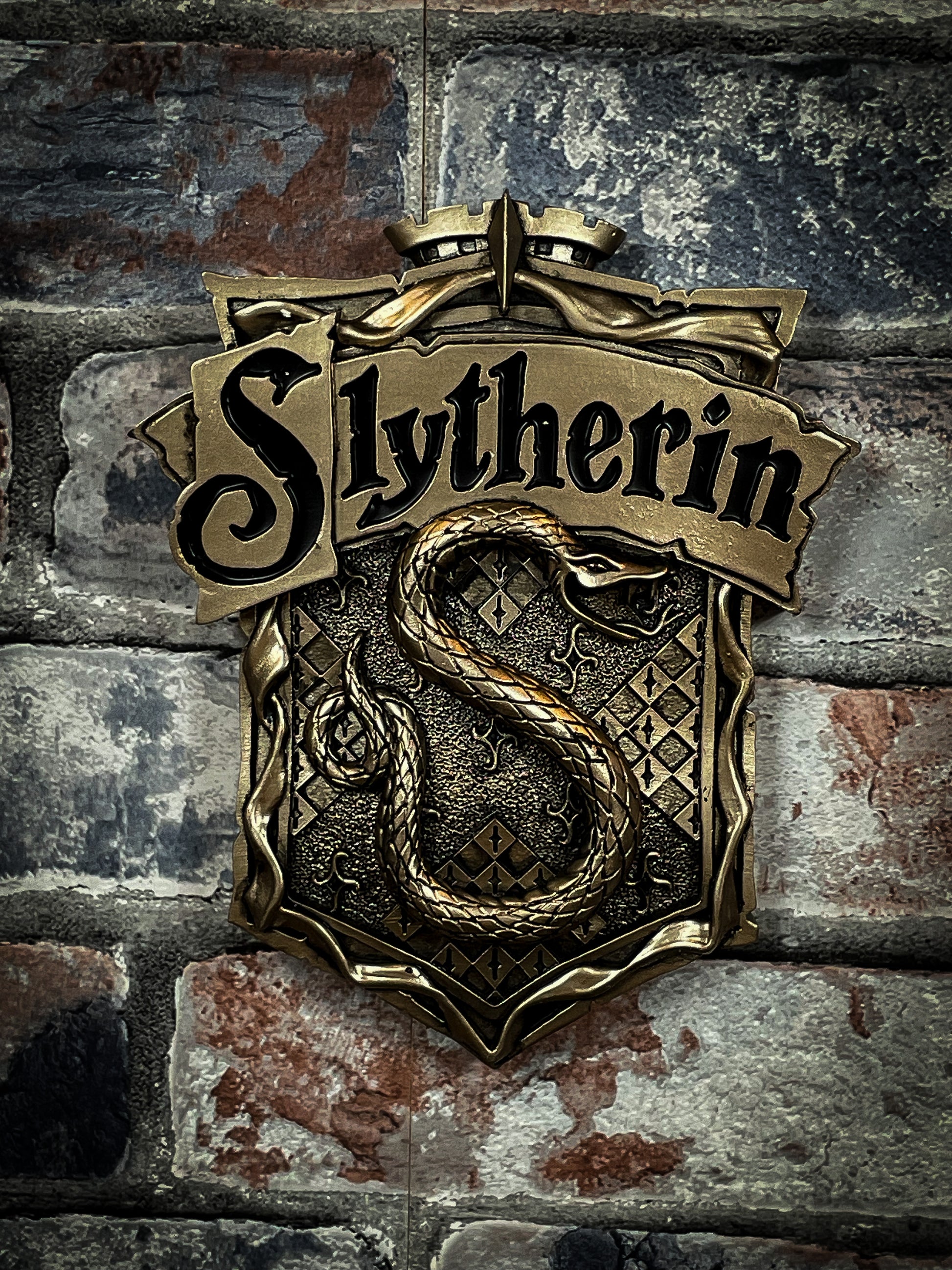 Discover the Wizarding World with this Officially Licensed bronze Harry Potter Slytherin Wall Plaque. Featuring a snake as the centre of this piece which is the emblematic animal of the Slytherin house, whose members are characterised by their cunning minds, ambition and pride. Free UK delivery with Fandomonium