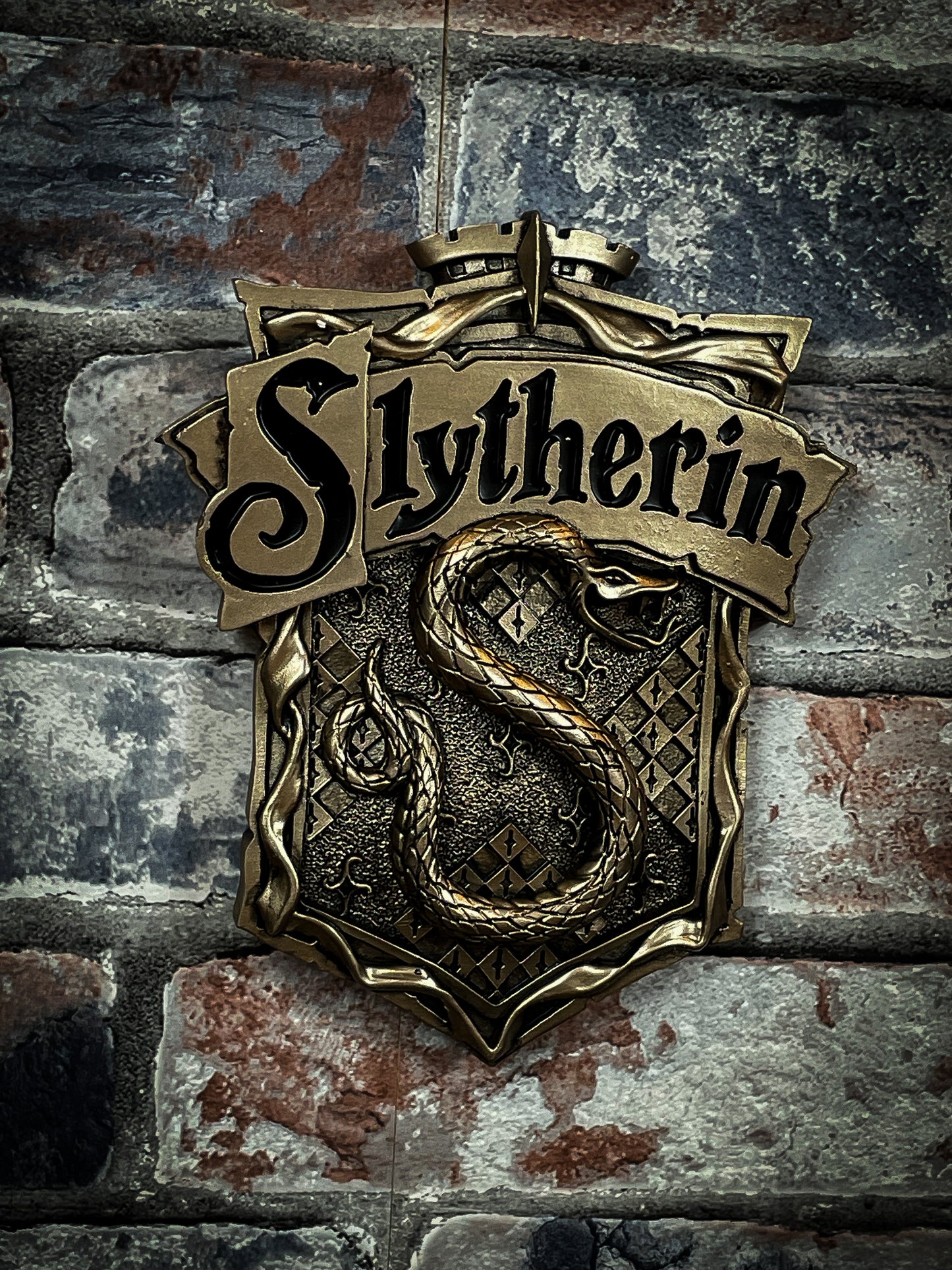Discover the Wizarding World with this Officially Licensed bronze Harry Potter Slytherin Wall Plaque. Featuring a snake as the centre of this piece which is the emblematic animal of the Slytherin house, whose members are characterised by their cunning minds, ambition and pride. Free UK delivery with Fandomonium