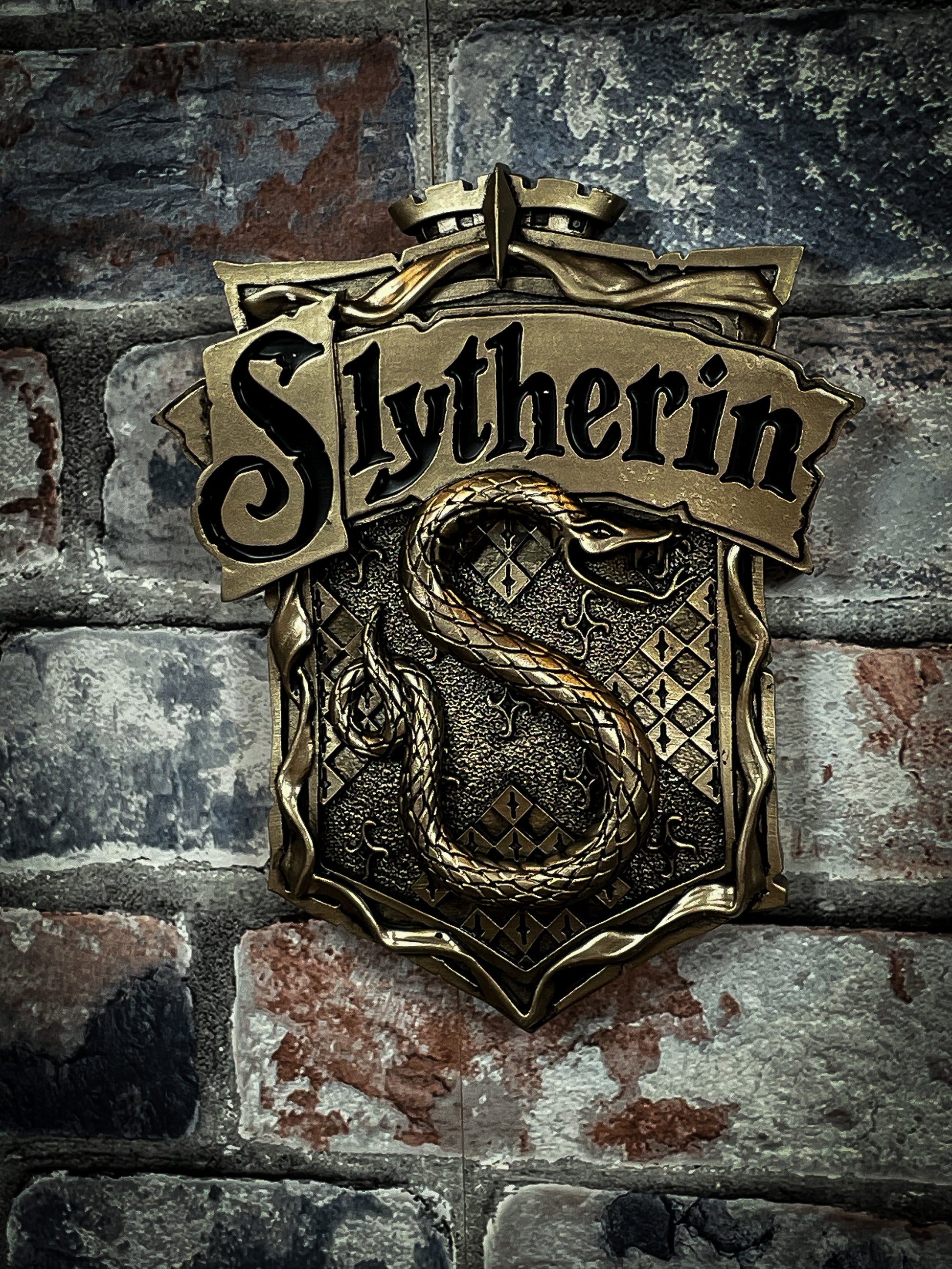 Discover the Wizarding World with this Officially Licensed bronze Harry Potter Slytherin Wall Plaque. Featuring a snake as the centre of this piece which is the emblematic animal of the Slytherin house, whose members are characterised by their cunning minds, ambition and pride. Free UK delivery with Fandomonium