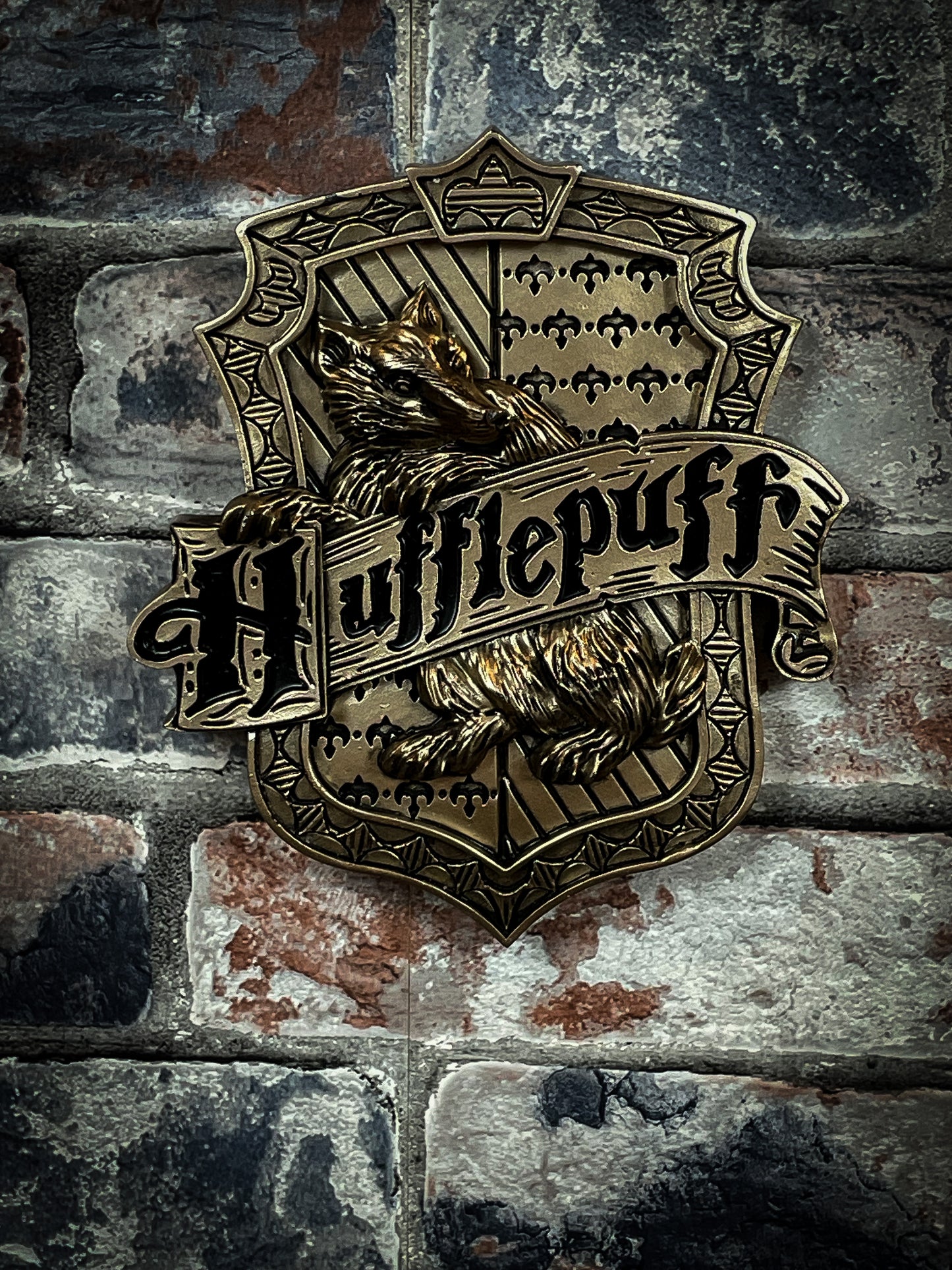 Discover the Wizarding World with this Officially Licensed bronze Harry Potter Hufflepuff Wall Plaque. Featuring a badger as the centre of this piece which is the emblematic animal of the Hufflepuff house, whose members are characterised by their cunning minds, ambition and pride.
