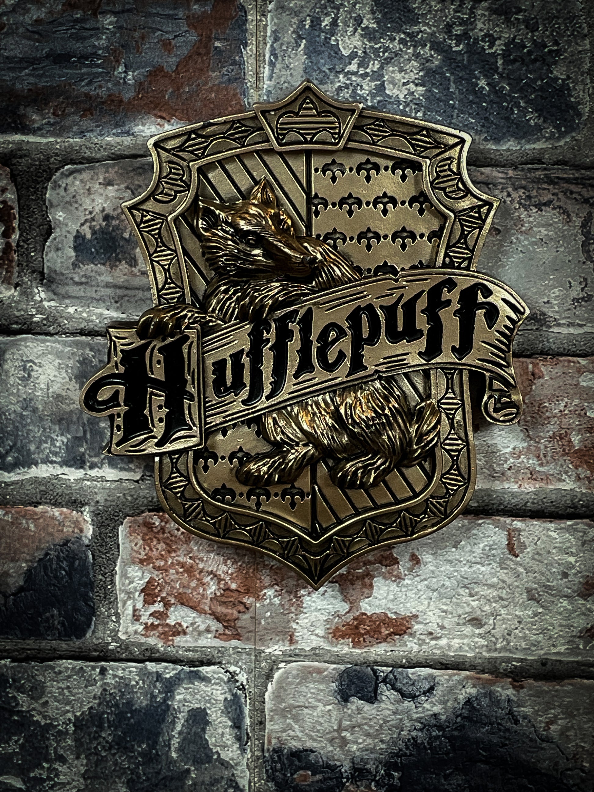 Discover the Wizarding World with this Officially Licensed bronze Harry Potter Hufflepuff Wall Plaque. Featuring a badger as the centre of this piece which is the emblematic animal of the Hufflepuff house, whose members are characterised by their cunning minds, ambition and pride.
