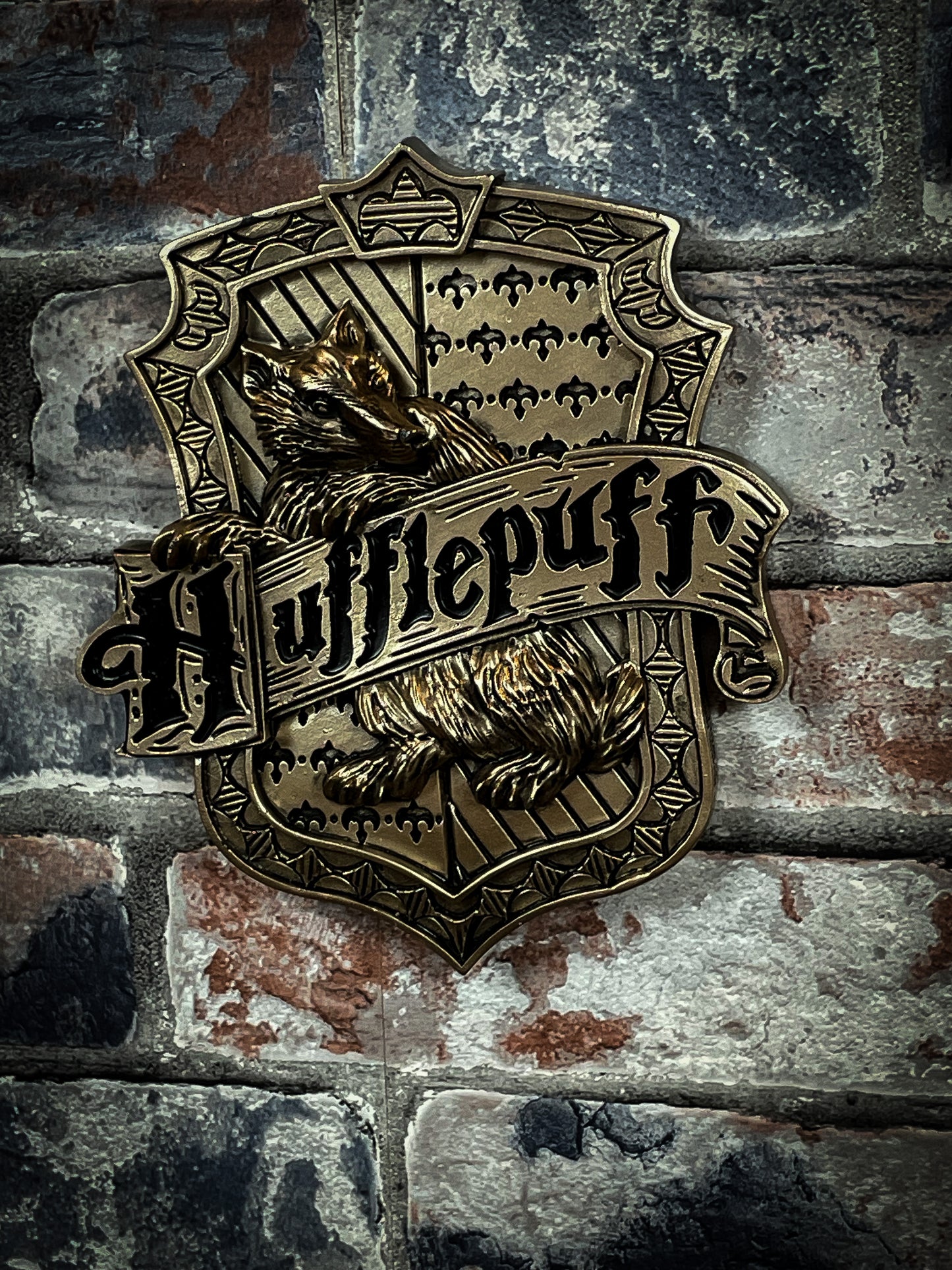 Discover the Wizarding World with this Officially Licensed bronze Harry Potter Hufflepuff Wall Plaque. Featuring a badger as the centre of this piece which is the emblematic animal of the Hufflepuff house, whose members are characterised by their cunning minds, ambition and pride.