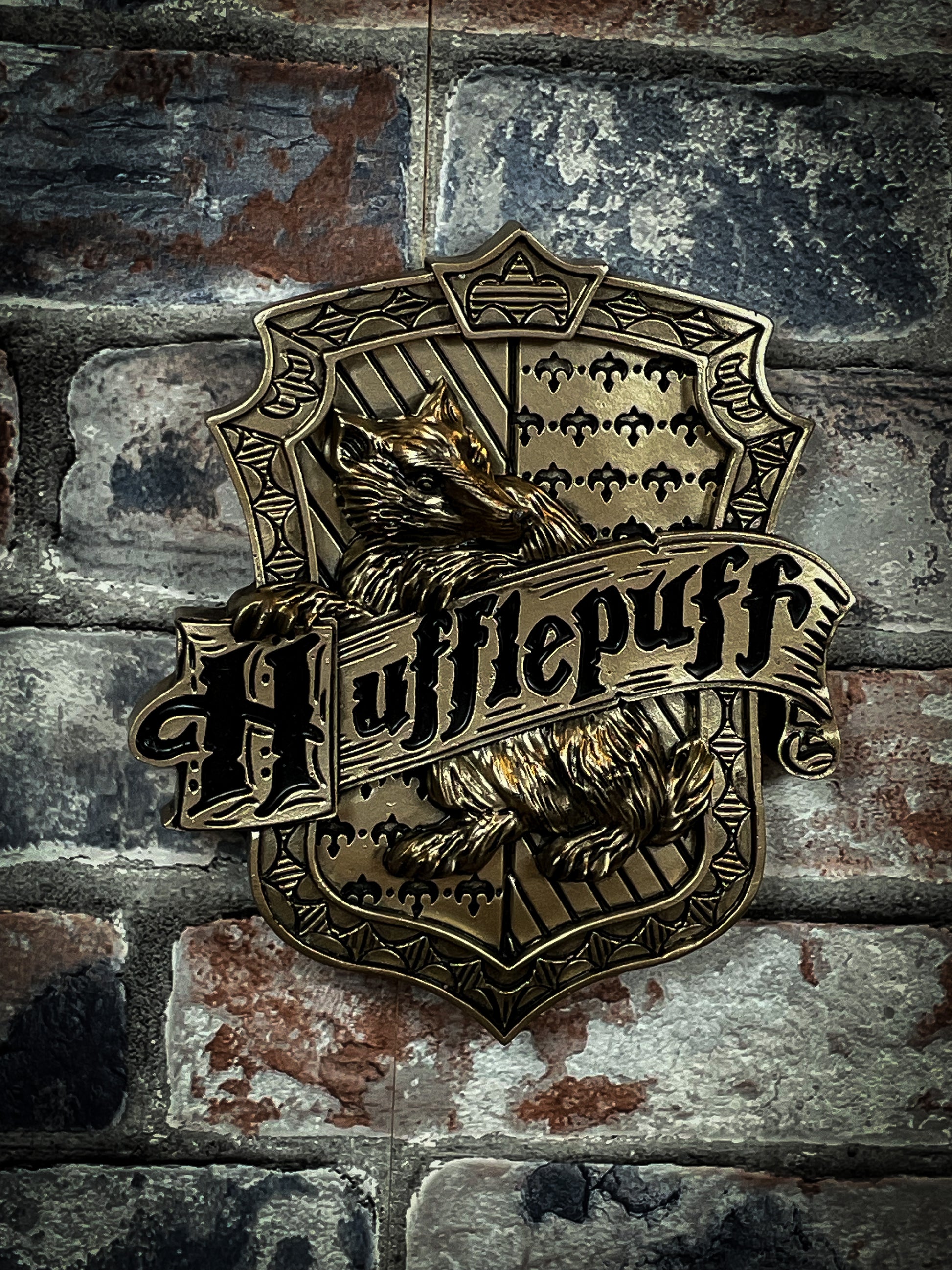 Discover the Wizarding World with this Officially Licensed bronze Harry Potter Hufflepuff Wall Plaque. Featuring a badger as the centre of this piece which is the emblematic animal of the Hufflepuff house, whose members are characterised by their cunning minds, ambition and pride.