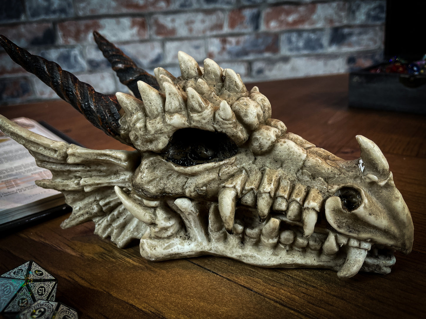This realistic Dragon Skull would be a welcome addition to any alternative home! Featuring different textures and slight cracks in the bone, this skull looks completely true to life. Free UK Delivery from Fandomonium