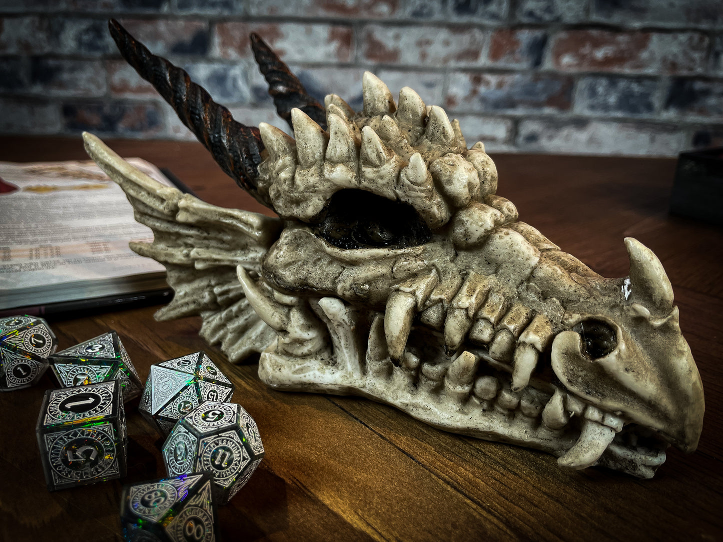 This realistic Dragon Skull would be a welcome addition to any alternative home! Featuring different textures and slight cracks in the bone, this skull looks completely true to life. Free UK Delivery from Fandomonium
