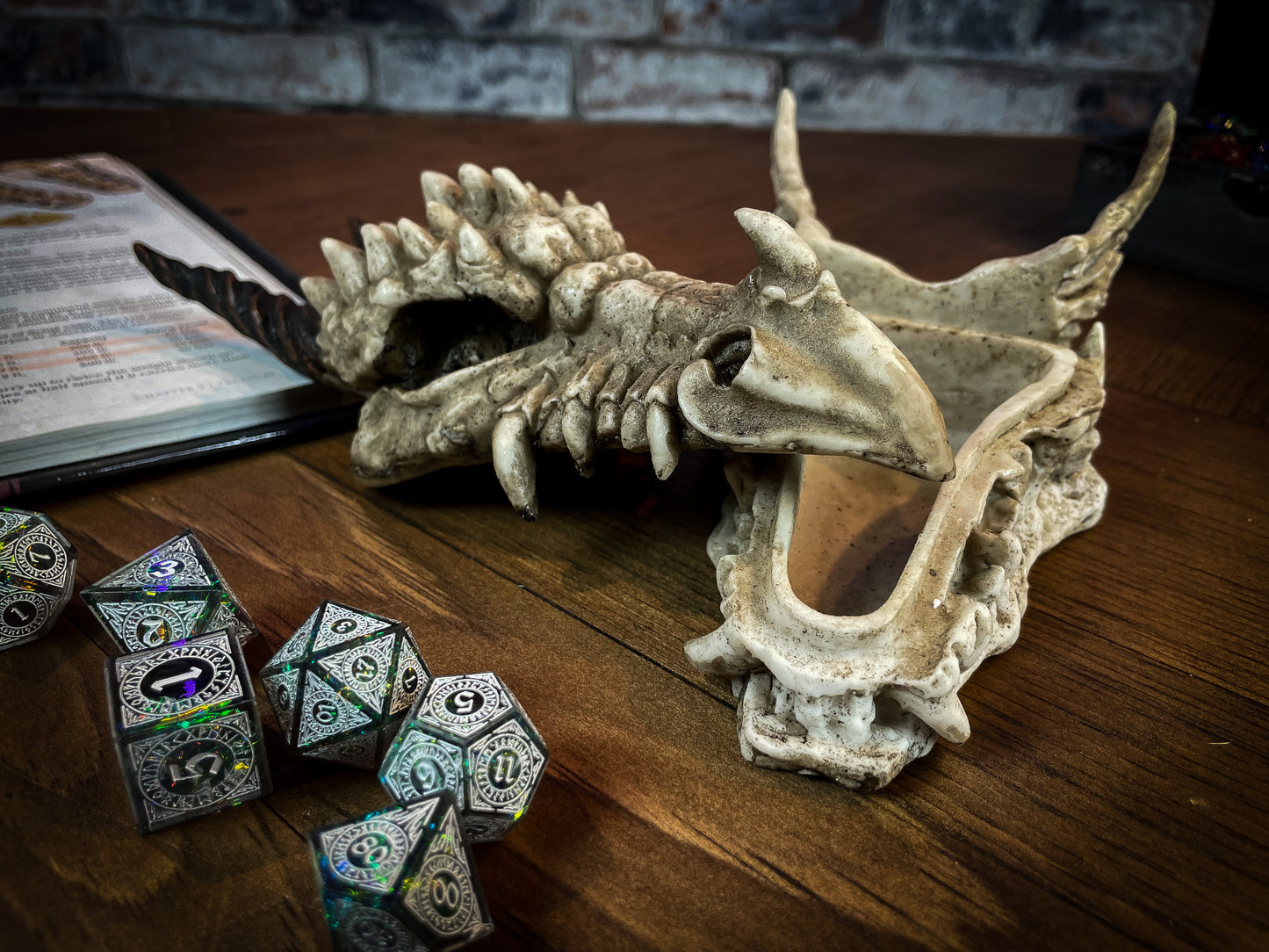 This realistic Dragon Skull would be a welcome addition to any alternative home! Featuring different textures and slight cracks in the bone, this skull looks completely true to life. Free UK Delivery from Fandomonium