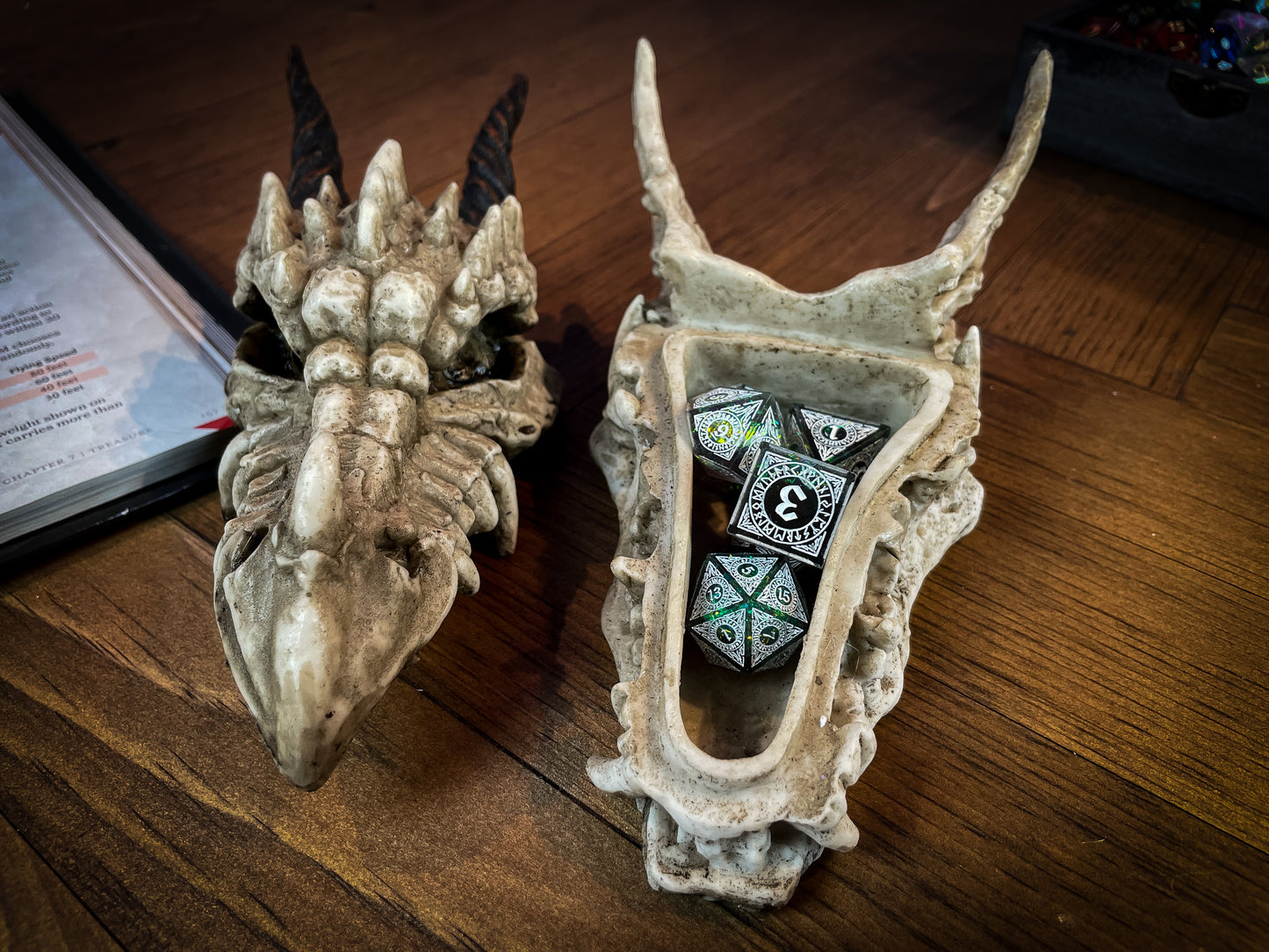 This realistic Dragon Skull would be a welcome addition to any alternative home! Featuring different textures and slight cracks in the bone, this skull looks completely true to life. Free UK Delivery from Fandomonium