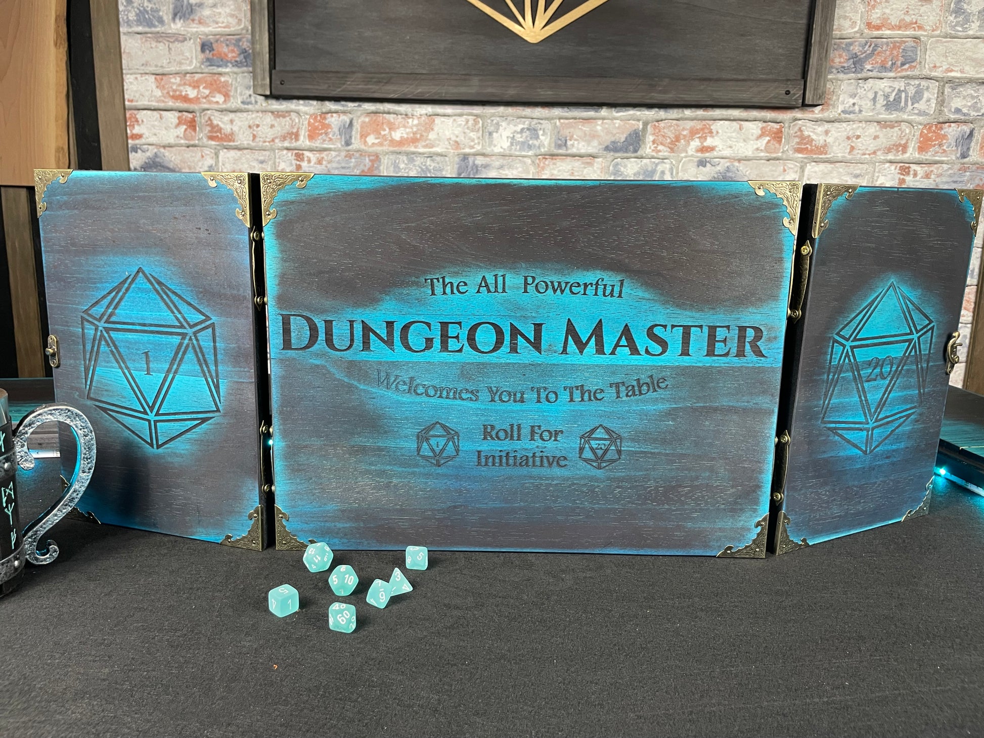 Welcome To The Table Dungeon Master Screen  Our brand new addition to our range of screens  Featuring a D20 and D1 on either side panel along with our "warm" welcome from the Dungeon Master; the screen's 3 sections fold on hinges and has an antique effect catch for easy storage.  Free UK delivery from Fandomonium