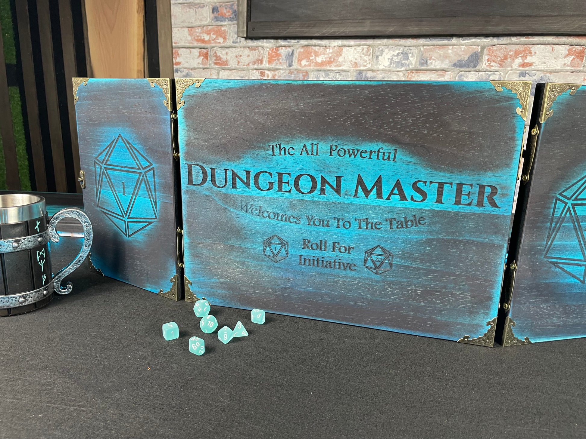 Welcome To The Table Dungeon Master Screen  Our brand new addition to our range of screens  Featuring a D20 and D1 on either side panel along with our "warm" welcome from the Dungeon Master; the screen's 3 sections fold on hinges and has an antique effect catch for easy storage.  Free UK delivery from Fandomonium