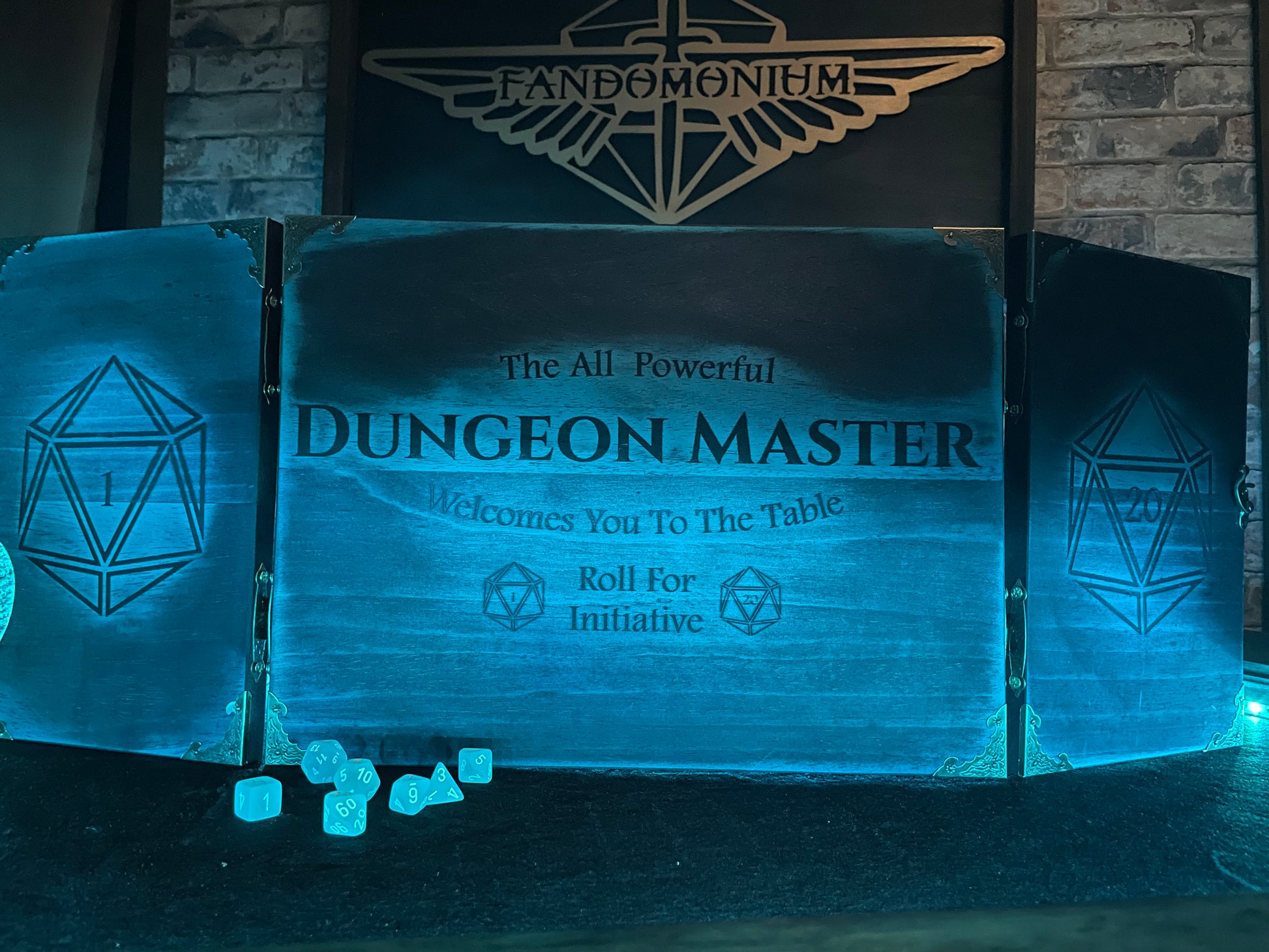 Welcome To The Table Dungeon Master Screen  Our brand new addition to our range of screens  Featuring a D20 and D1 on either side panel along with our "warm" welcome from the Dungeon Master; the screen's 3 sections fold on hinges and has an antique effect catch for easy storage.  Free UK delivery from Fandomonium