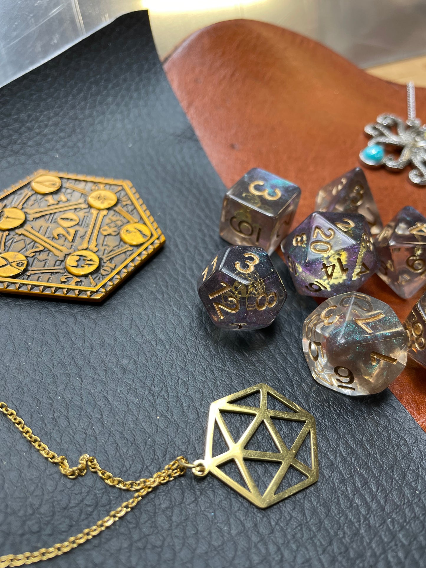 Steampunk Gold Cog Dice Set Clear resin dice set with inset steampunk style gold cogs They are 16mm polyhedral dice sets perfect for Tabletop games and RPG's such as pathfinder or dungeons and dragons. This set includes one of each D20, D12, D10, D%, D8, D6, D4. Free UK Delivery by Fandomonium