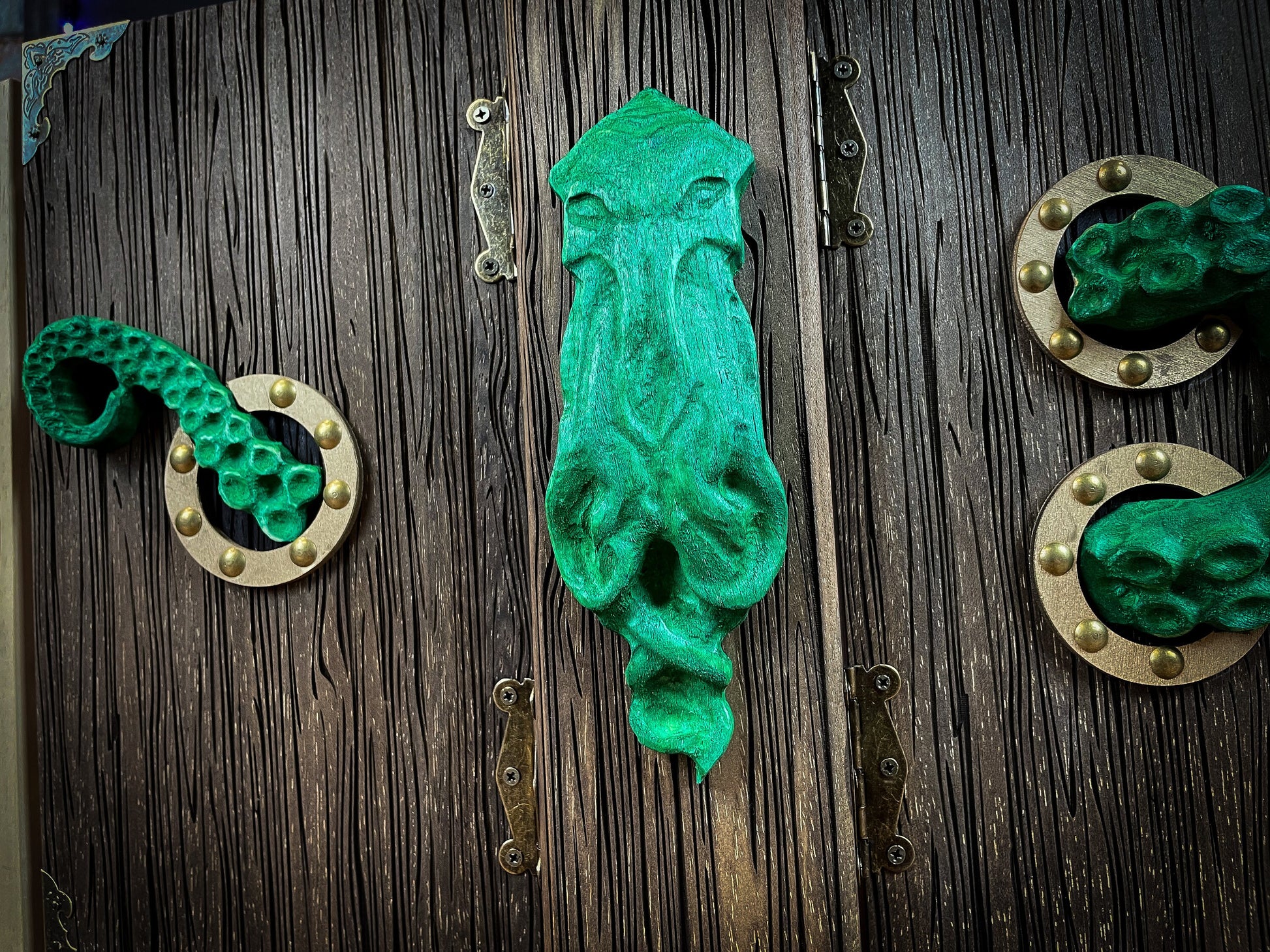 Cthulhu's curse Dungeon Master Screen.Made from solid wood and made to fold to resemble a book when not in use, this screen is stylish, fun and adds atmosphere to any game. Free UK delivery from Fandomonium