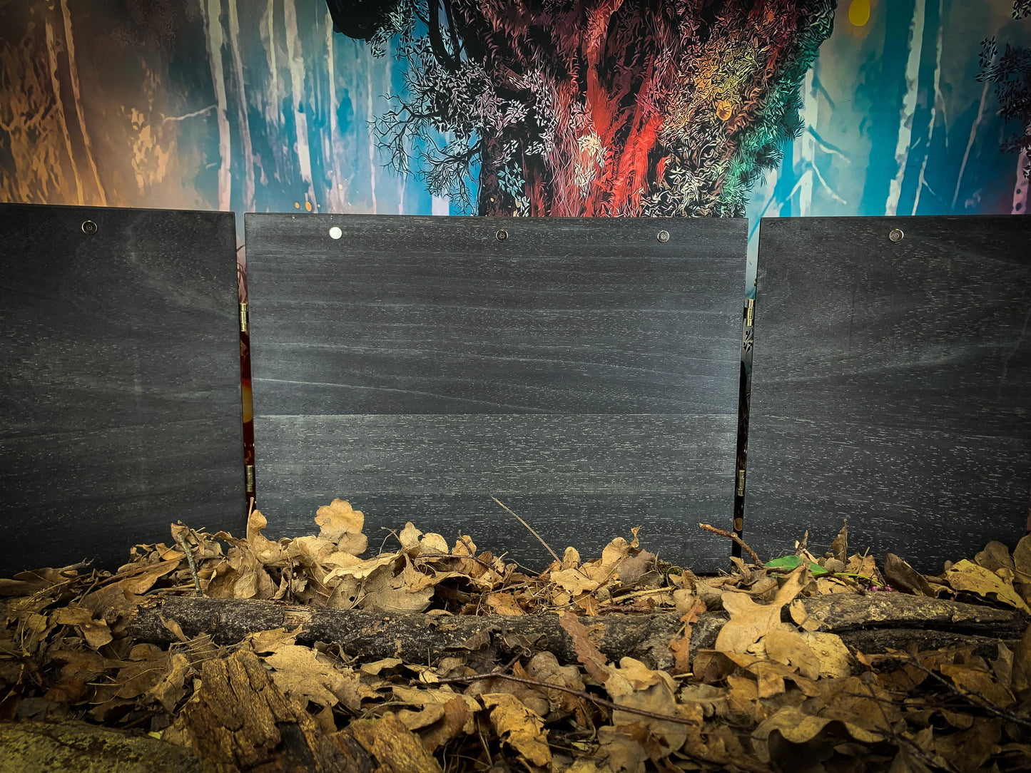 An impressive, budget friendly addition to your RPG setup. Featuring our brand new flaming skull design, the screen's 3 sections fold on hinges and has an antique effect catch for easy storage. The finish is aged and antiqued by hand to give you that rustic, tavern feel. Free UK Delivery By Fandomonium