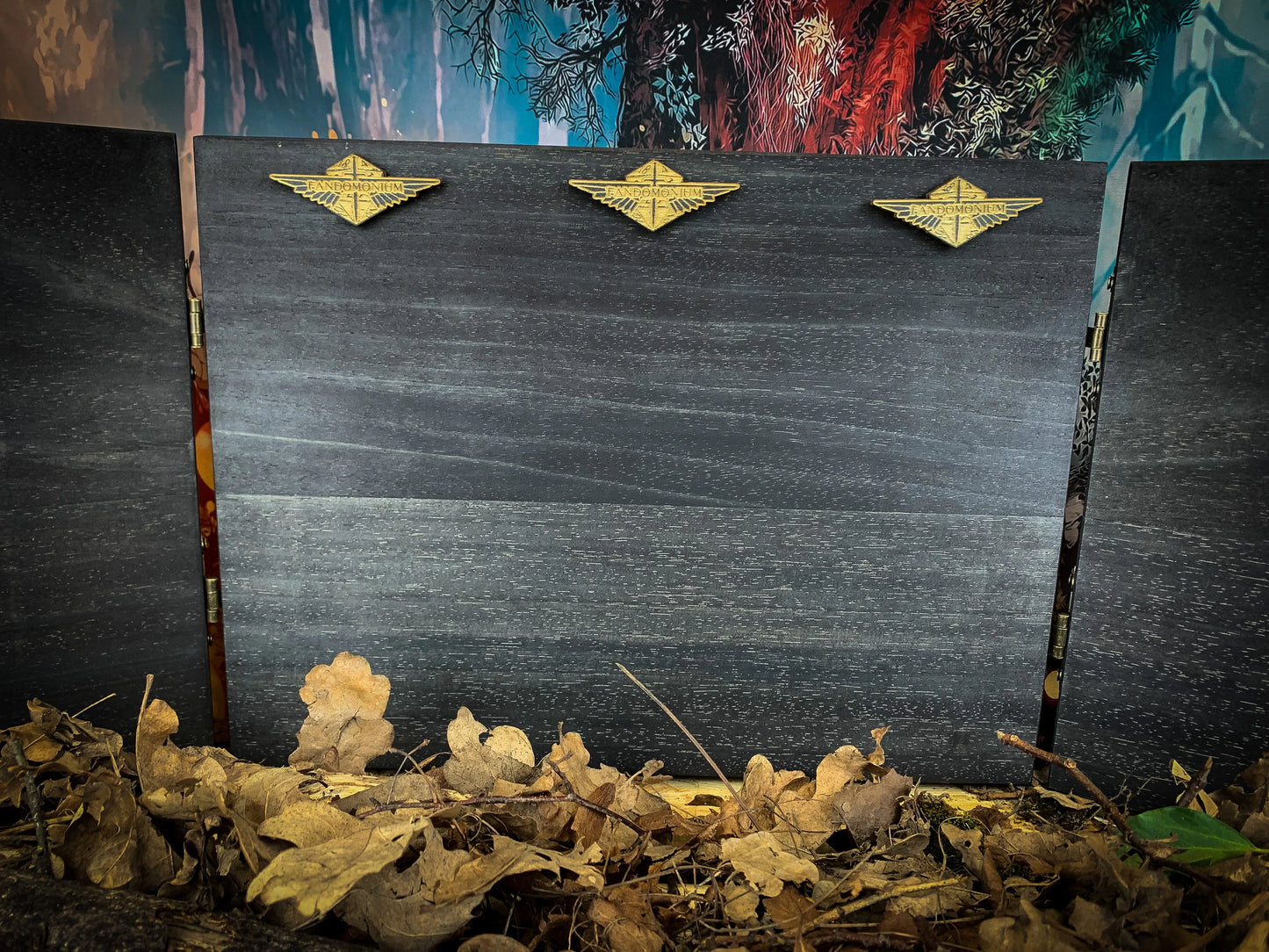An impressive, budget friendly addition to your RPG setup. Featuring our brand new flaming skull design, the screen's 3 sections fold on hinges and has an antique effect catch for easy storage. The finish is aged and antiqued by hand to give you that rustic, tavern feel. Free UK Delivery By Fandomonium