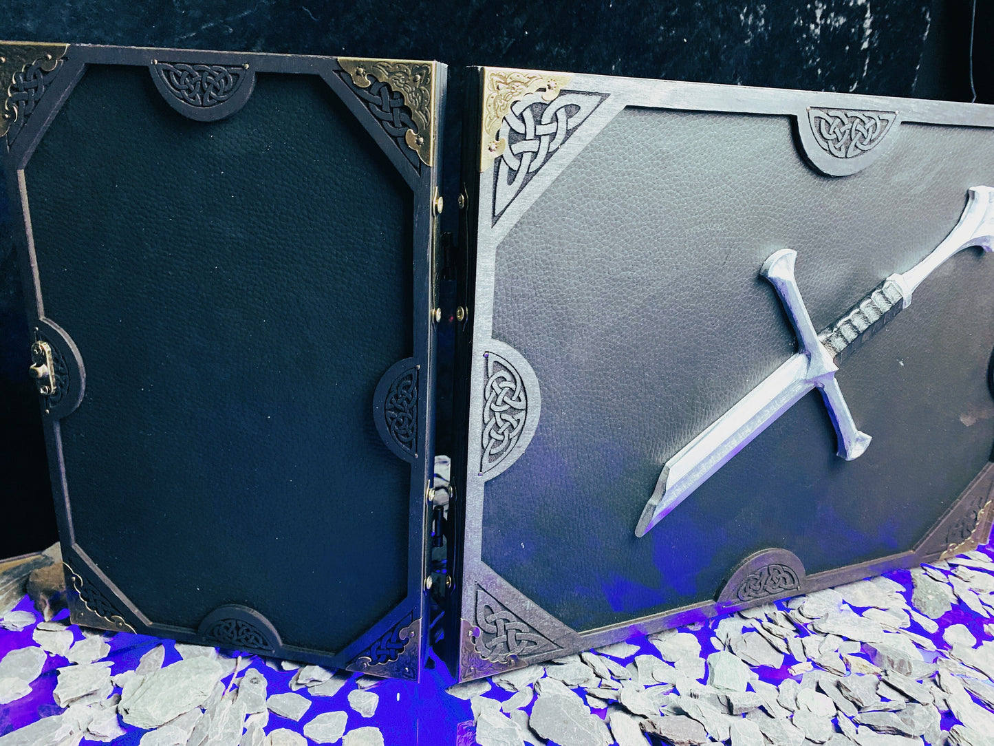 Behold the screen of shattered blades dungeon master screen. Made from solid wood with a black PU leather front; this screen is made to create atmosphere at your table. Complete with 3D sword hilt on the center panel - a reminder to your players of those who have fallen before your dice! Free UK shipping from Fandomonium