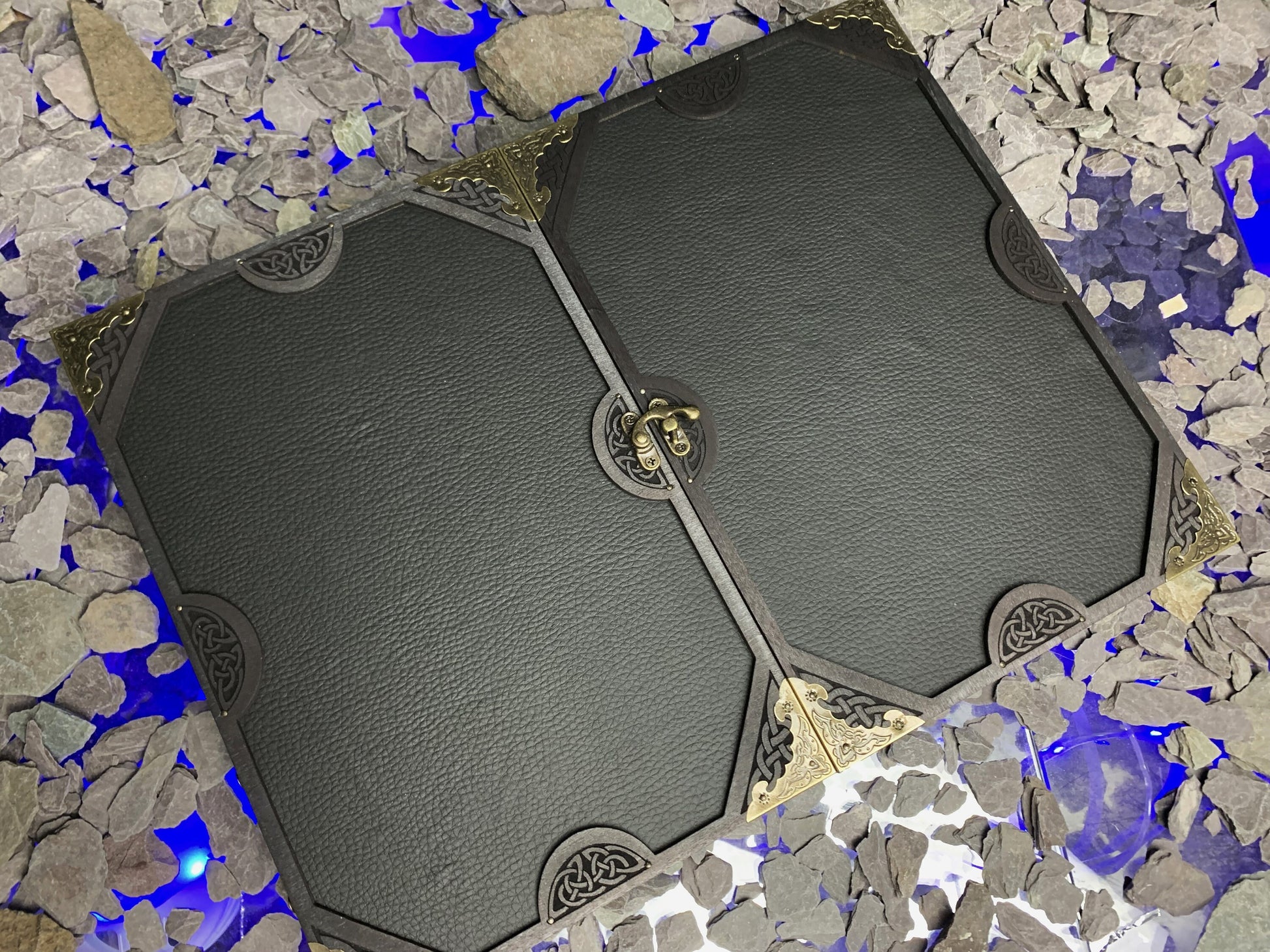 Behold the screen of shattered blades dungeon master screen. Made from solid wood with a black PU leather front; this screen is made to create atmosphere at your table. Complete with 3D sword hilt on the center panel - a reminder to your players of those who have fallen before your dice!  Free UK shipping from Fandomonium