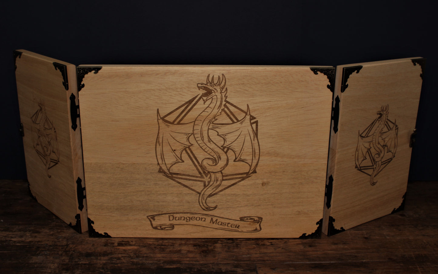 An impressive, budget friendly addition to your RPG setup. Featuring Fandomonium's brand new D20 Dragon design; the screen's 3 sections fold on hinges and has an antique effect catch for easy storage. The finish is aged and antiqued by hand to give you that rustic, tavern feel. Hand made by Fandomonium