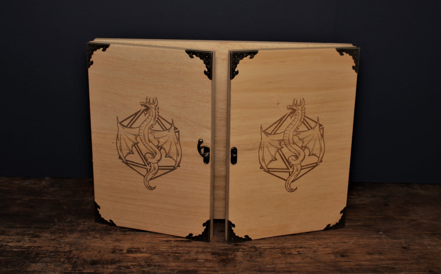An impressive, budget friendly addition to your RPG setup. Featuring Fandomonium's brand new D20 Dragon design; the screen's 3 sections fold on hinges and has an antique effect catch for easy storage. The finish is aged and antiqued by hand to give you that rustic, tavern feel. Hand made by Fandomonium