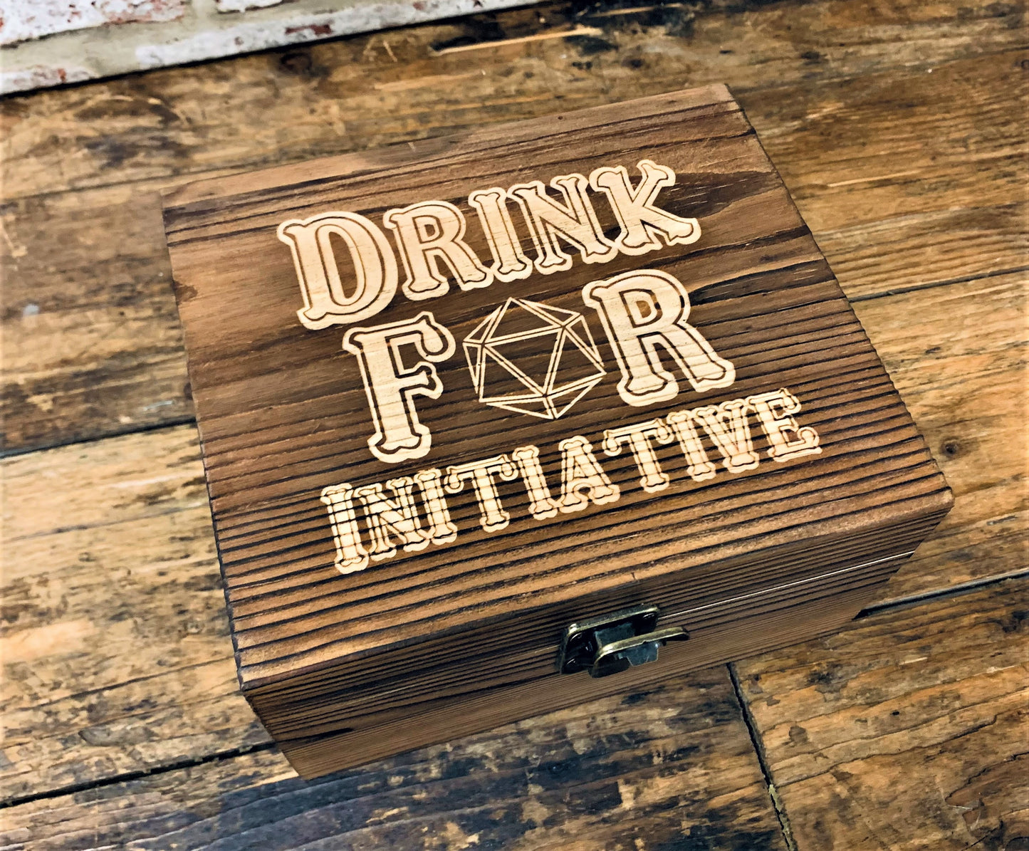 Engraved whiskey set in wooden box with engraved D6 whiskey stones. Ideal gift for dungeons and dragons fans. Free delivery by UK Homeware