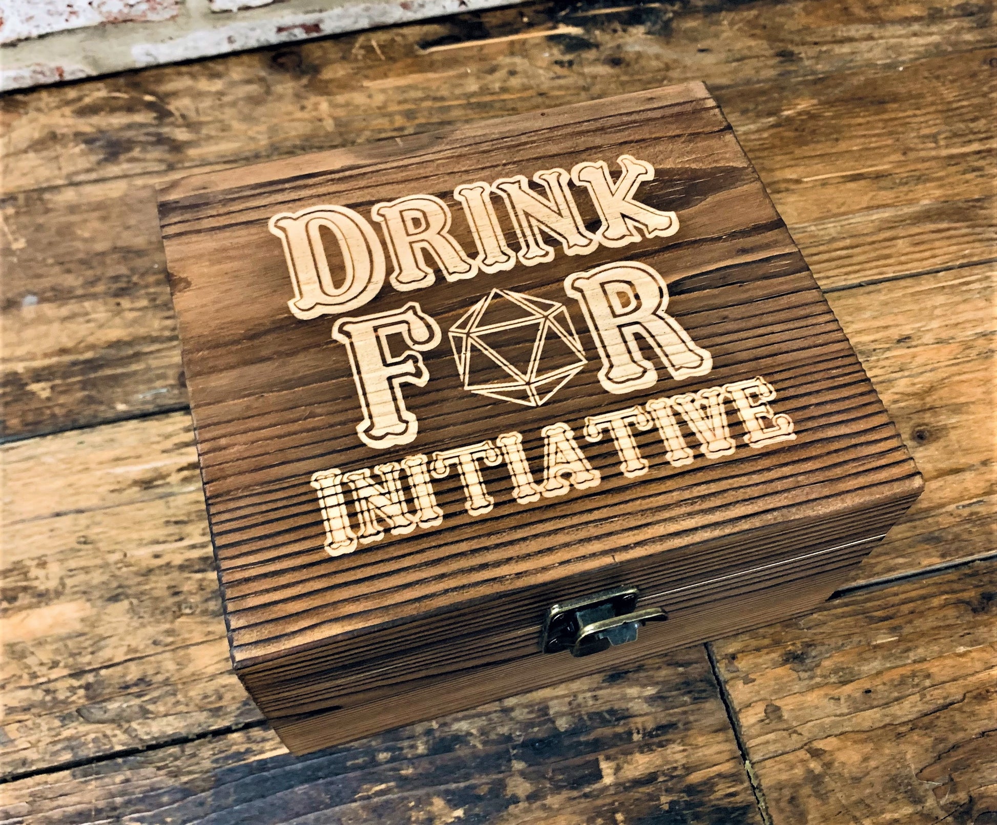 Engraved whiskey set in wooden box with engraved D6 whiskey stones. Ideal gift for dungeons and dragons fans. Free delivery by UK Homeware