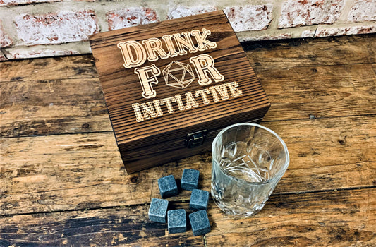 Engraved whiskey set in wooden box with engraved D6 whiskey stones. Ideal gift for dungeons and dragons fans. Free delivery by UK Homeware