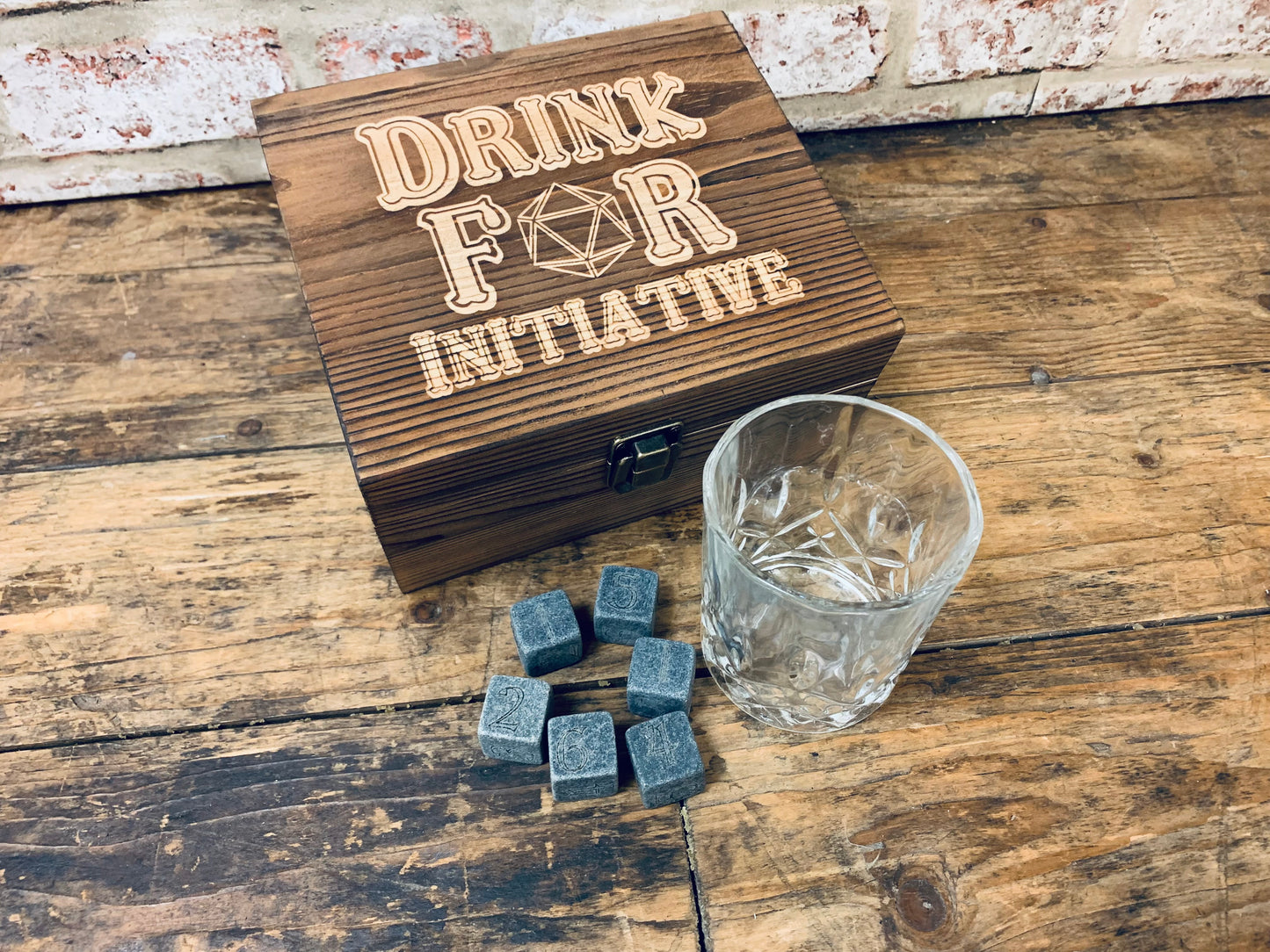 Engraved whiskey set in wooden box with engraved D6 whiskey stones. Ideal gift for dungeons and dragons fans. Free delivery by UK Homeware