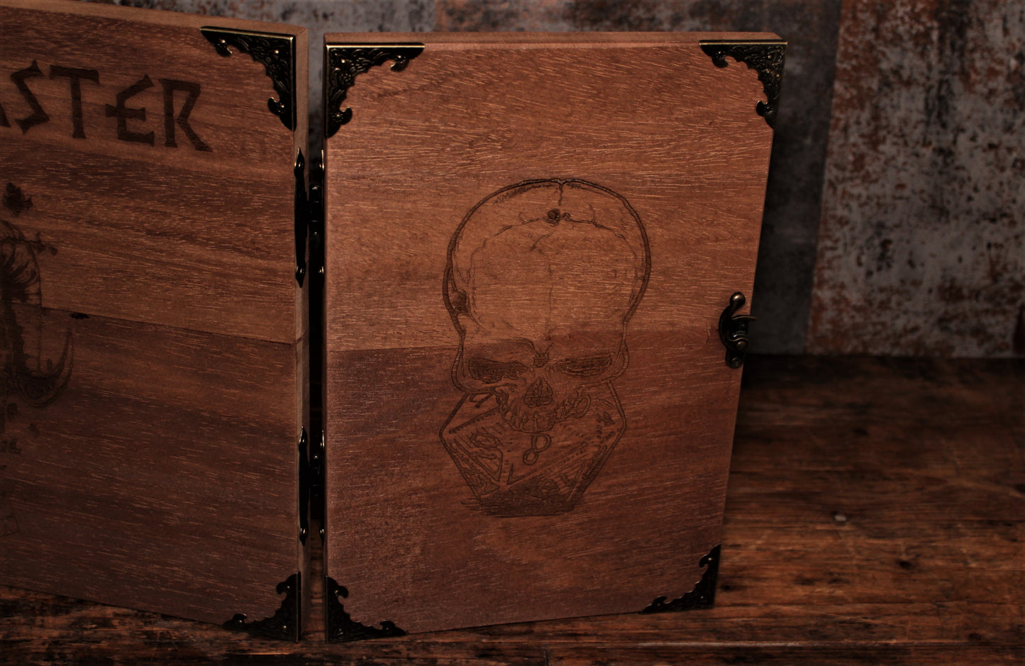 An impressive, budget friendly addition to your RPG setup. Featuring our brand new flaming skull design, the screen's 3 sections fold on hinges and has an antique effect catch for easy storage. The finish is aged and antiqued by hand to give you that rustic, tavern feel. Free UK Delivery By Fandomonium