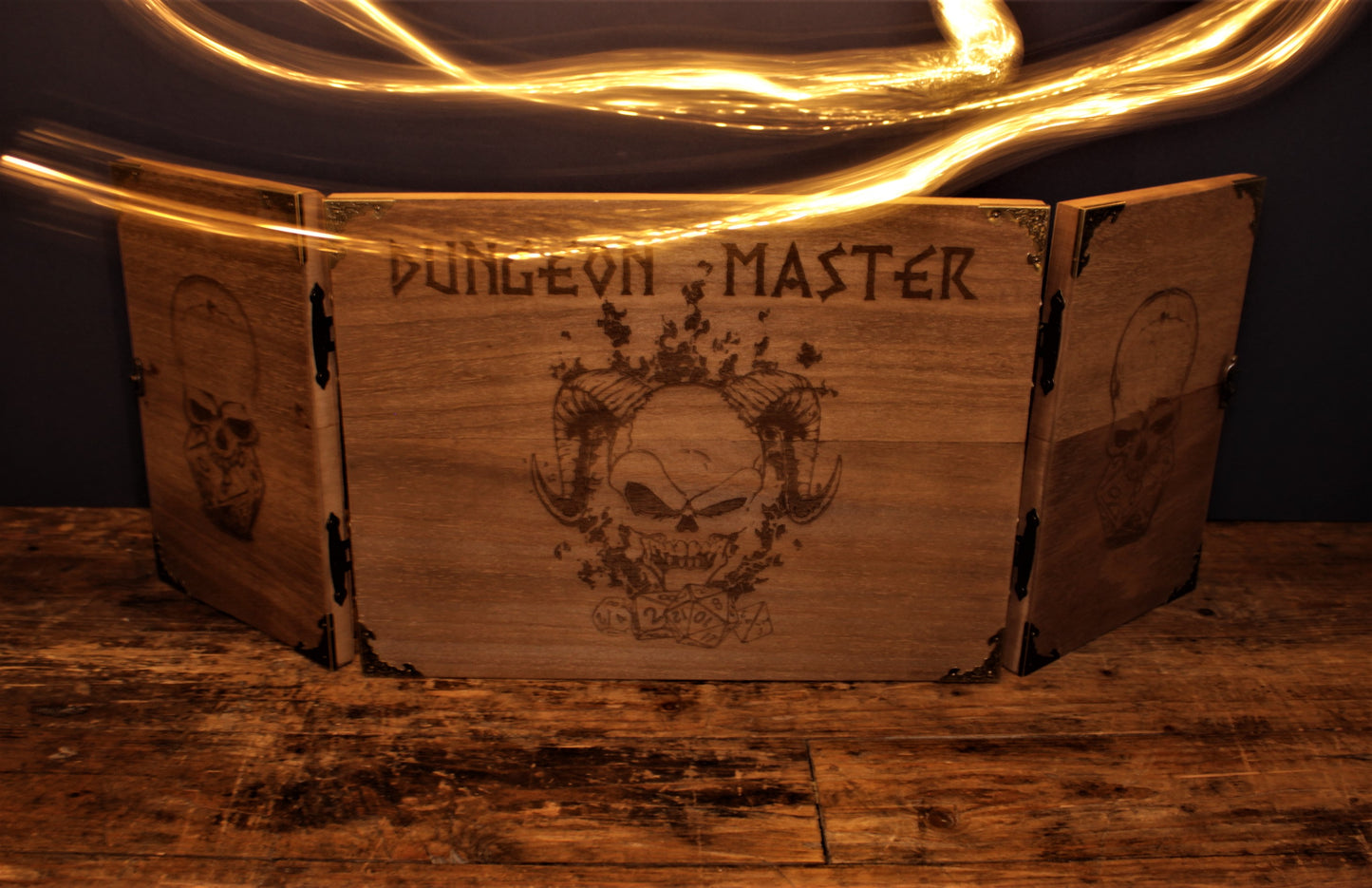 An impressive, budget friendly addition to your RPG setup. Featuring our brand new flaming skull design, the screen's 3 sections fold on hinges and has an antique effect catch for easy storage. The finish is aged and antiqued by hand to give you that rustic, tavern feel. Free UK Delivery By Fandomonium