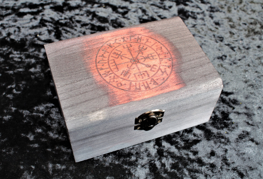 Engraved solid wood dice box with Norse designs and colour accent. Free shipping by Fandomonium