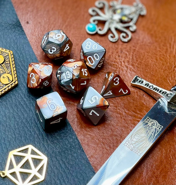 Gemini Copper Steel Chessex Dice Set These genuine Chessex polyhedral dice sets are a perfect addition to any dice collection. They are standard 16mm polyhedral dice sets perfect for Tabletop games and RPG's such as pathfinder or dungeons and dragons. Free UK Delivery by Fandomonium