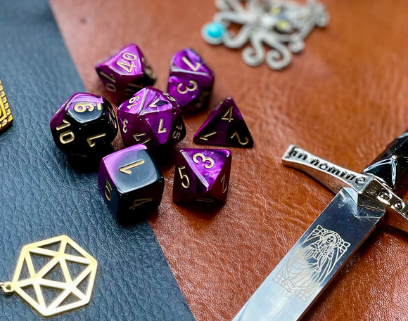 Gemini Purple Black Chessex Dice Set These genuine Chessex polyhedral dice sets are a perfect addition to any dice collection. They are standard 16mm polyhedral dice sets perfect for Tabletop games and RPG's such as pathfinder or dungeons and dragons. Free UK Delivery by Fandomonium