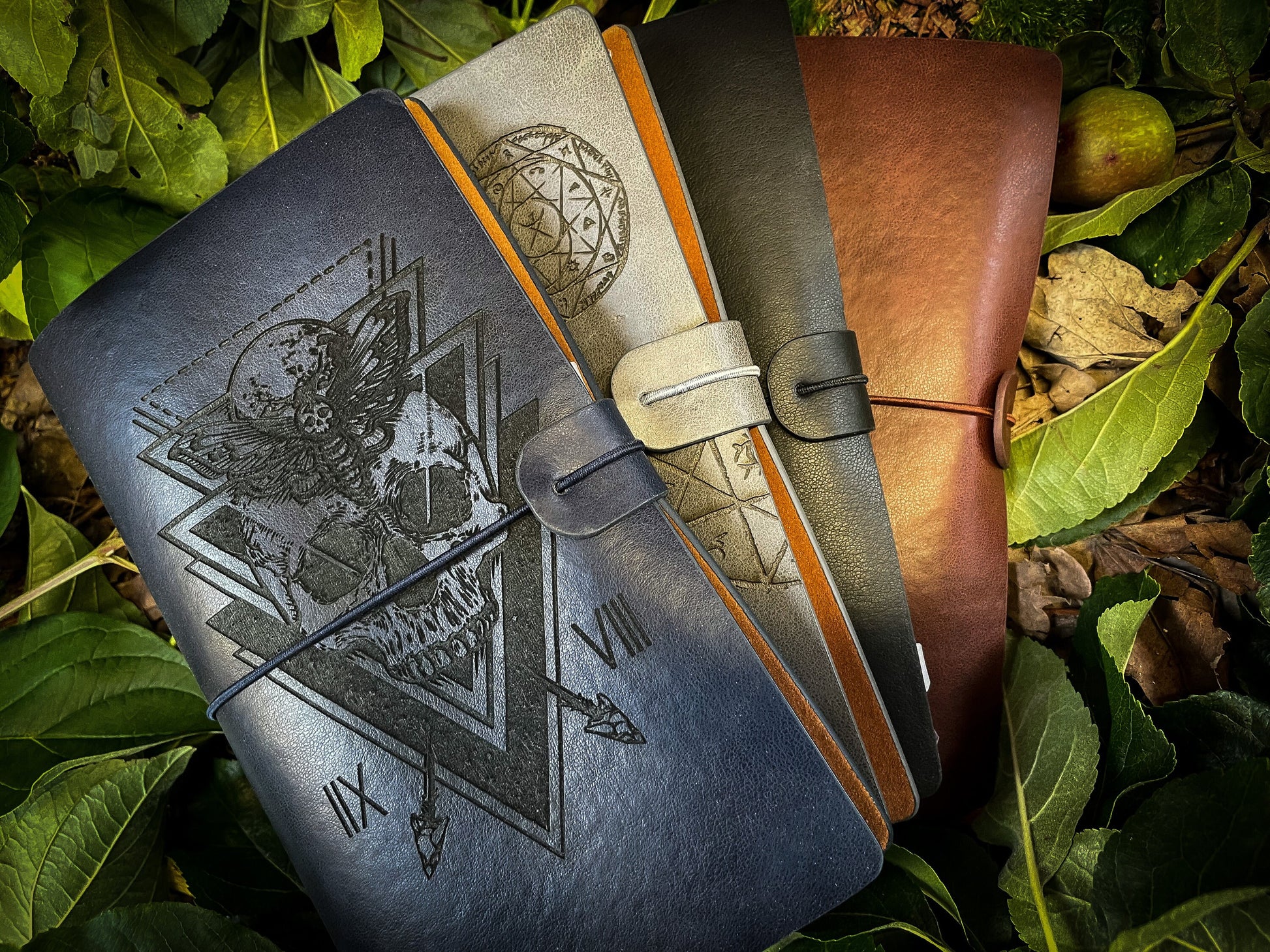 Leather bound refillable notebook/journal. Perfect for campaign notes, character information, sketches, maps and drawings. Available in 4 choice of colour and 24 design options which are engraved onto the leather itself.