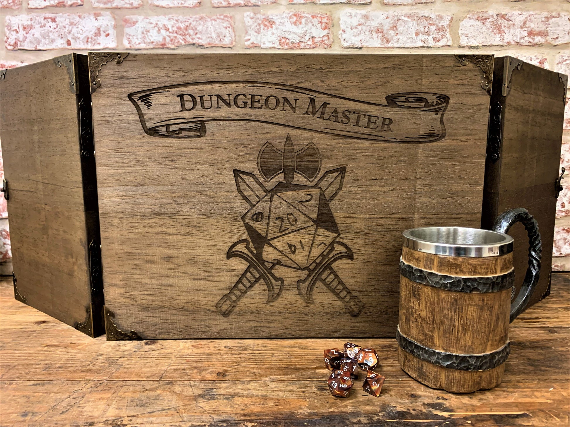 An impressive, budget friendly addition to your RPG setup. Featuring Fandomonium's Battle Axe D20 design, the screen's 3 sections fold on hinges and has an antique effect catch for easy storage. The finish is aged and antiqued by hand to give you that rustic, tavern feel. Hand made by Fandomonium