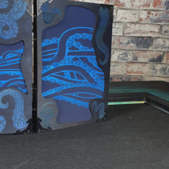 Cthulhu's Curse Dungeon Master Screen is a must-have for any tabletop gaming enthusiast. Crafted from high-quality wood and engraved with intricate designs, this screen is both sturdy and visually stunning. Ideal for tabletop gaming, Dungeons and Dragons, Pathfinder and many other TTRPG's