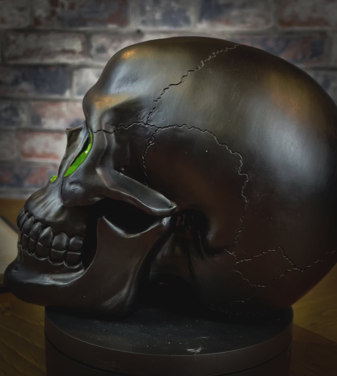 The most unassuming facade can hide the most scintillating interior. This matte black skull has eyes and nose holes that open up to a sparkling green world. A large crack at the side of the skull reveals an enchanting green crystal geode within, sparkling in the light. Free UK Delivery by Fandomonium