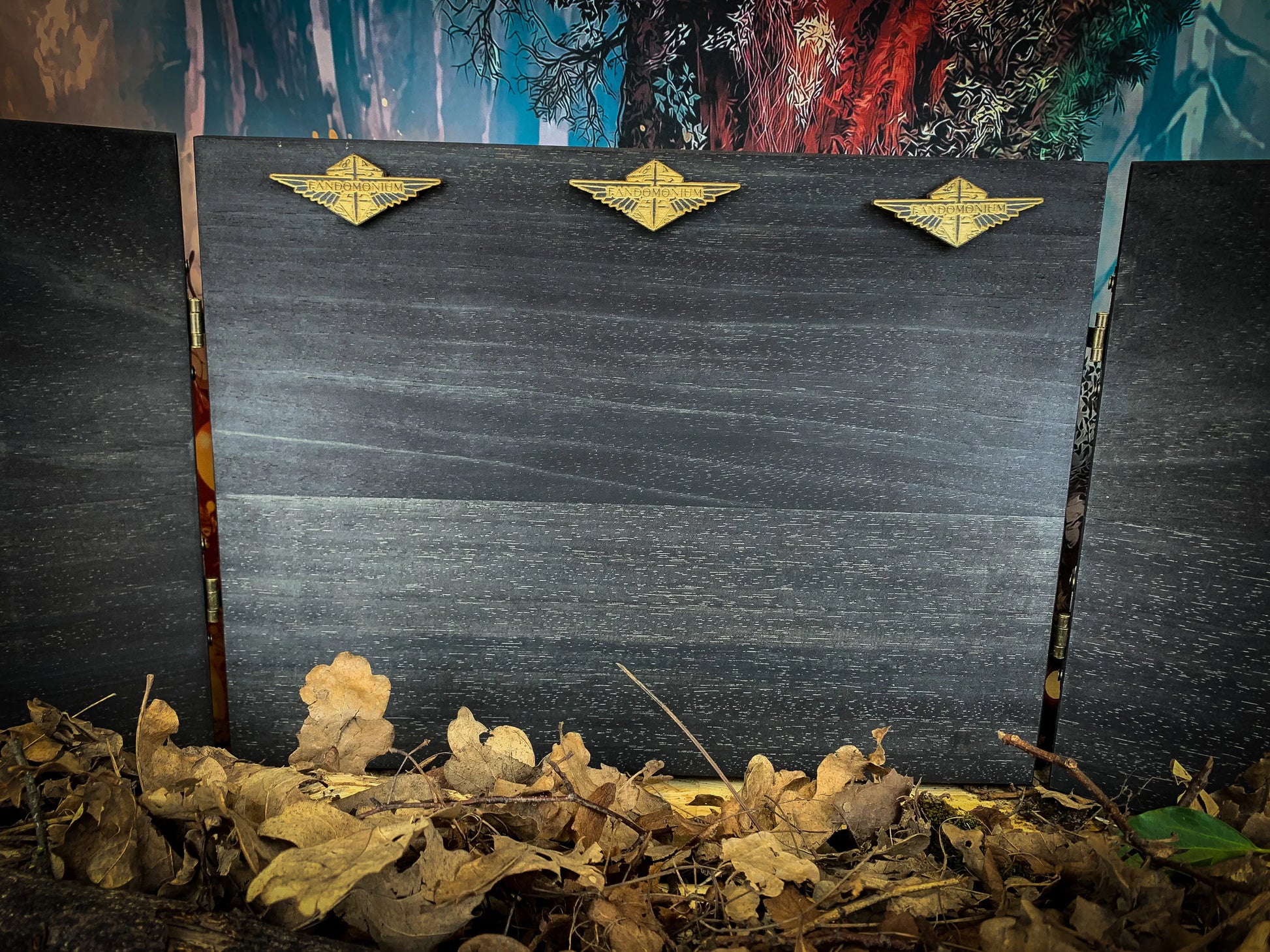 An impressive, budget friendly addition to your RPG setup. Featuring Fandomonium's Battle Axe D20 design, the screen's 3 sections fold on hinges and has an antique effect catch for easy storage. The finish is aged and antiqued by hand to give you that rustic, tavern feel. Hand made by Fandomonium