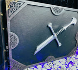 Behold the screen of shattered blades dungeon master screen. Made from solid wood with a black PU leather front; this screen is made to create atmosphere at your table. Complete with 3D sword hilt on the center panel - a reminder to your players of those who have fallen before your dice!  Free UK shipping from Fandomonium