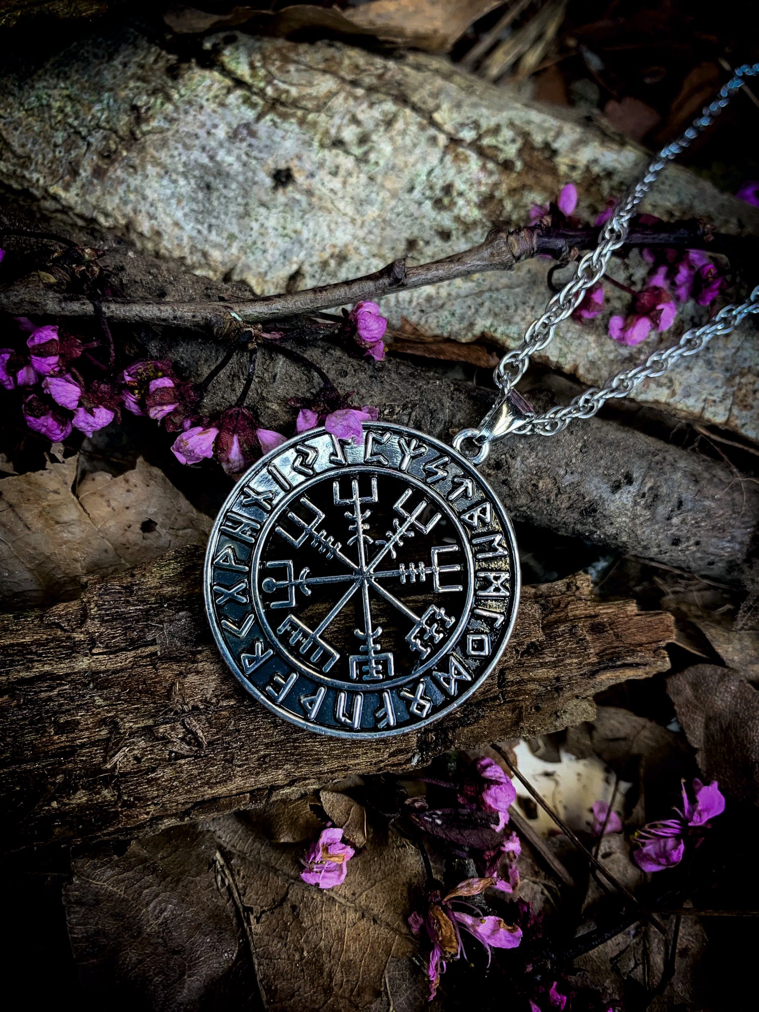 The Vegvisir - Viking Compass pendant necklace<br data-mce-fragment="1"><br data-mce-fragment="1">Made from stainless steel with a 50cm stainless steel chain.<br data-mce-fragment="1"><br data-mce-fragment="1">Show your Norse side with this solid stainless steel viking compass pendant.