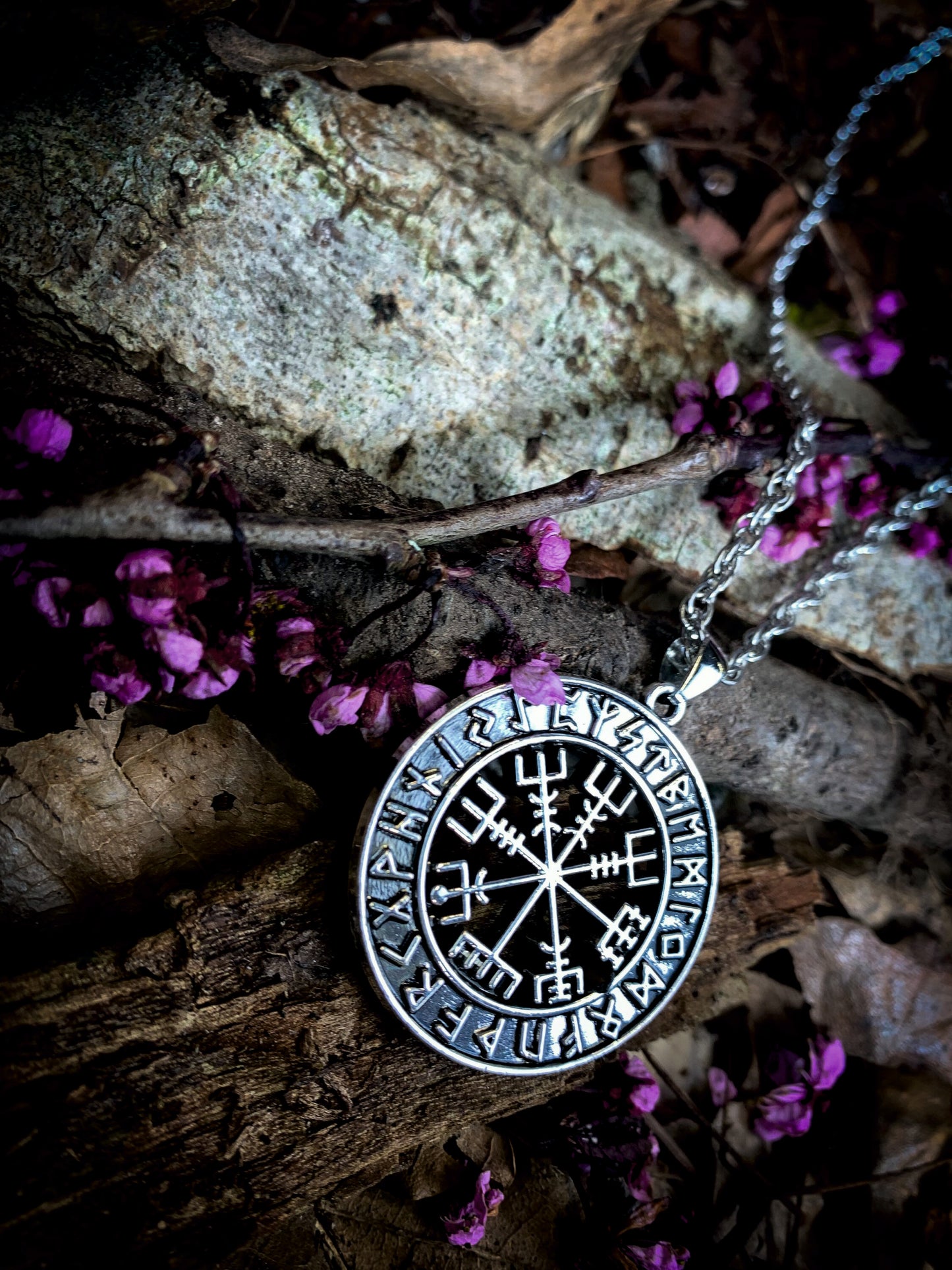 The Vegvisir - Viking Compass pendant necklace<br data-mce-fragment="1"><br data-mce-fragment="1">Made from stainless steel with a 50cm stainless steel chain.<br data-mce-fragment="1"><br data-mce-fragment="1">Show your Norse side with this solid stainless steel viking compass pendant.