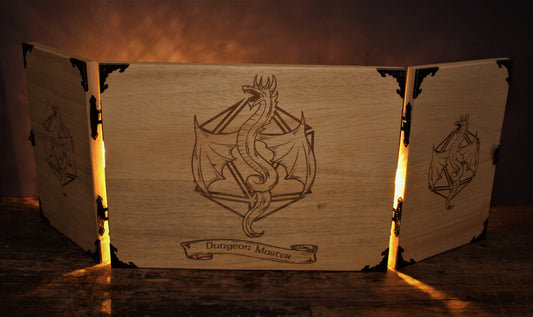 An impressive, budget friendly addition to your RPG setup. Featuring Fandomonium's brand new D20 Dragon design; the screen's 3 sections fold on hinges and has an antique effect catch for easy storage. The finish is aged and antiqued by hand to give you that rustic, tavern feel. Hand made by Fandomonium