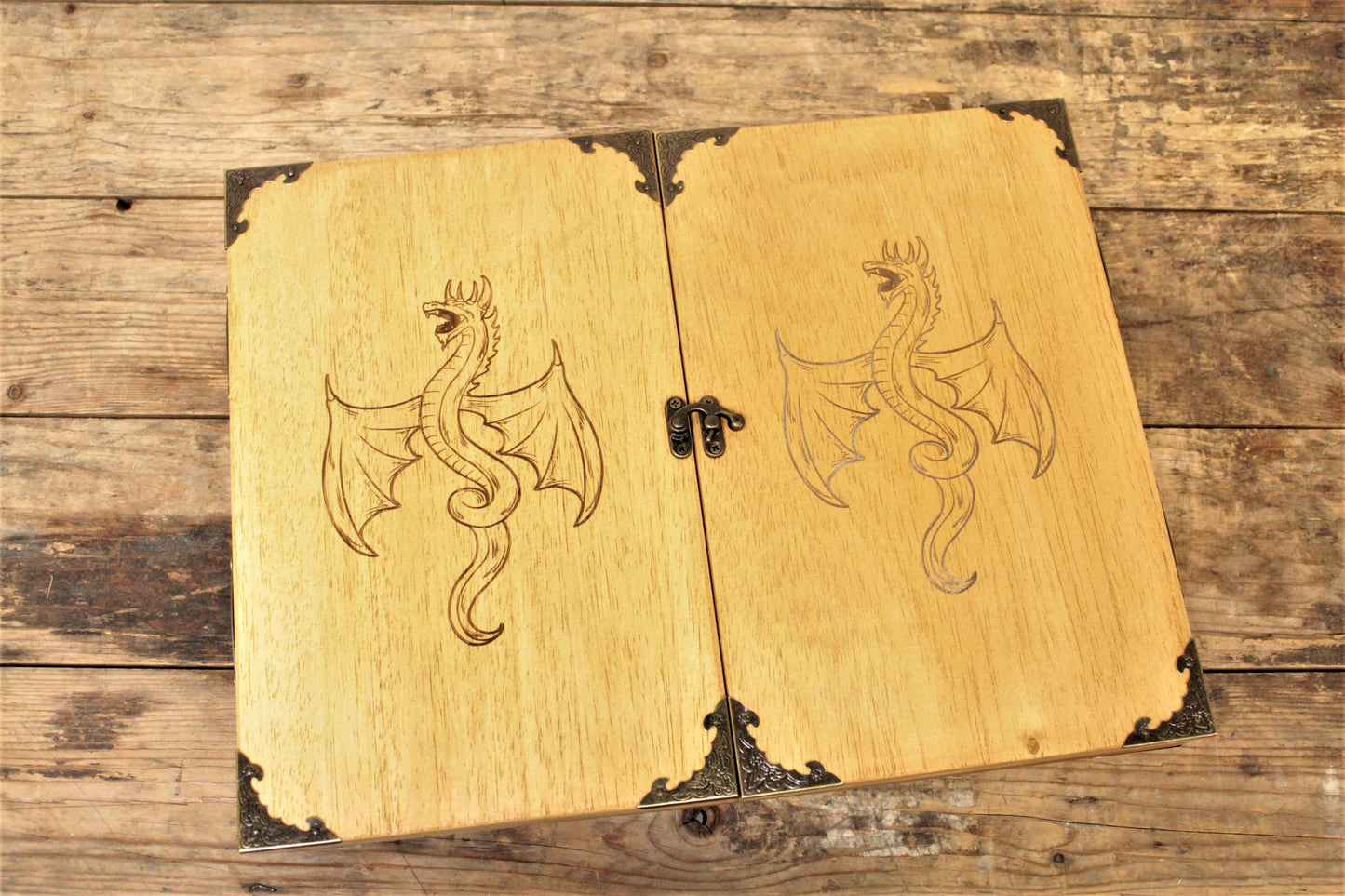 An impressive, budget friendly addition to your RPG setup. Featuring Fandomonium's highly detailed dragon design, the screen's 3 sections fold on hinges and has an antique effect catch for easy storage. The finish is aged and antiqued by hand to give you that rustic, tavern feel. Hand made by Fandomonium