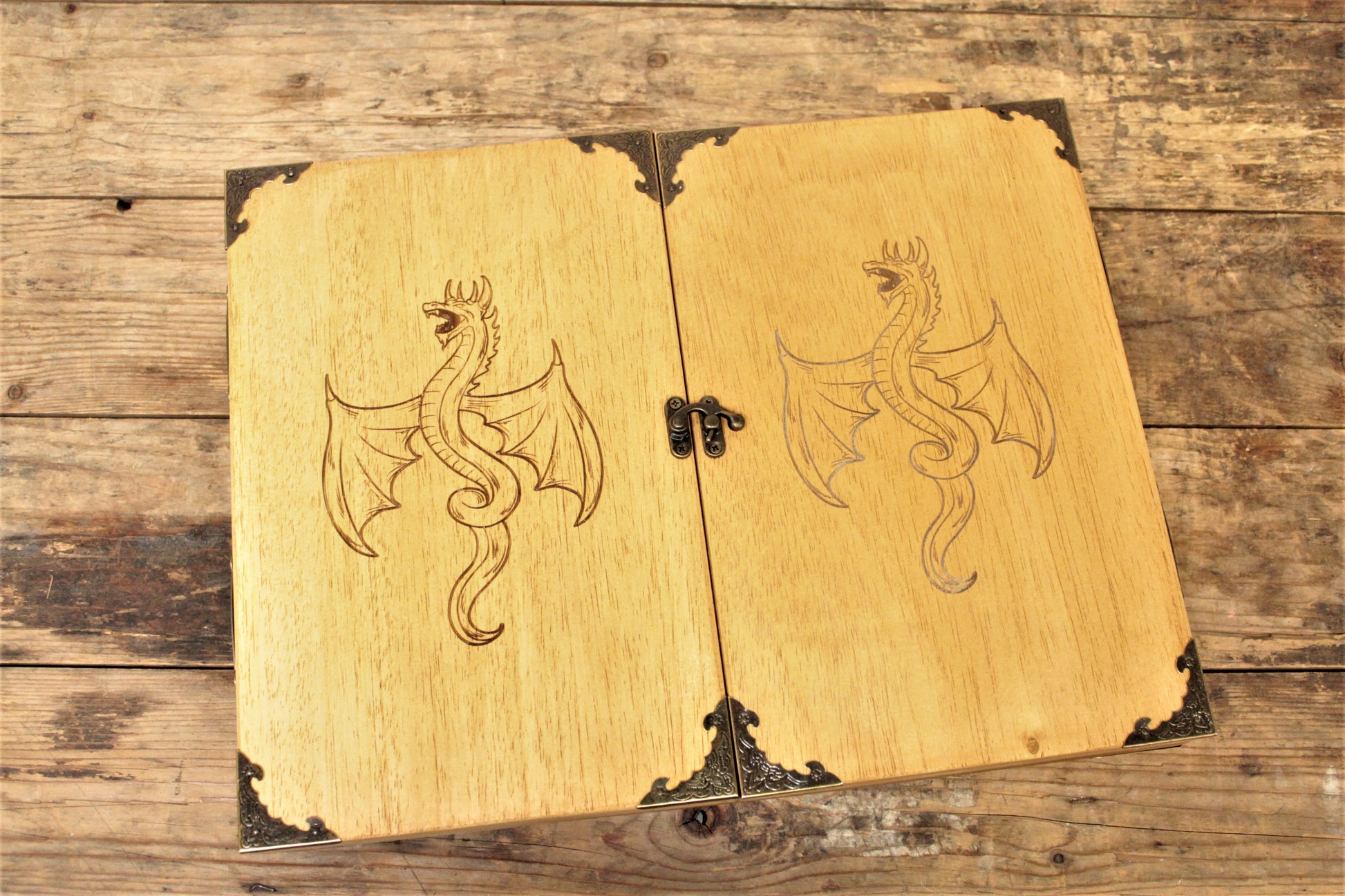An impressive, budget friendly addition to your RPG setup. Featuring Fandomonium's highly detailed dragon design, the screen's 3 sections fold on hinges and has an antique effect catch for easy storage. The finish is aged and antiqued by hand to give you that rustic, tavern feel. Hand made by Fandomonium